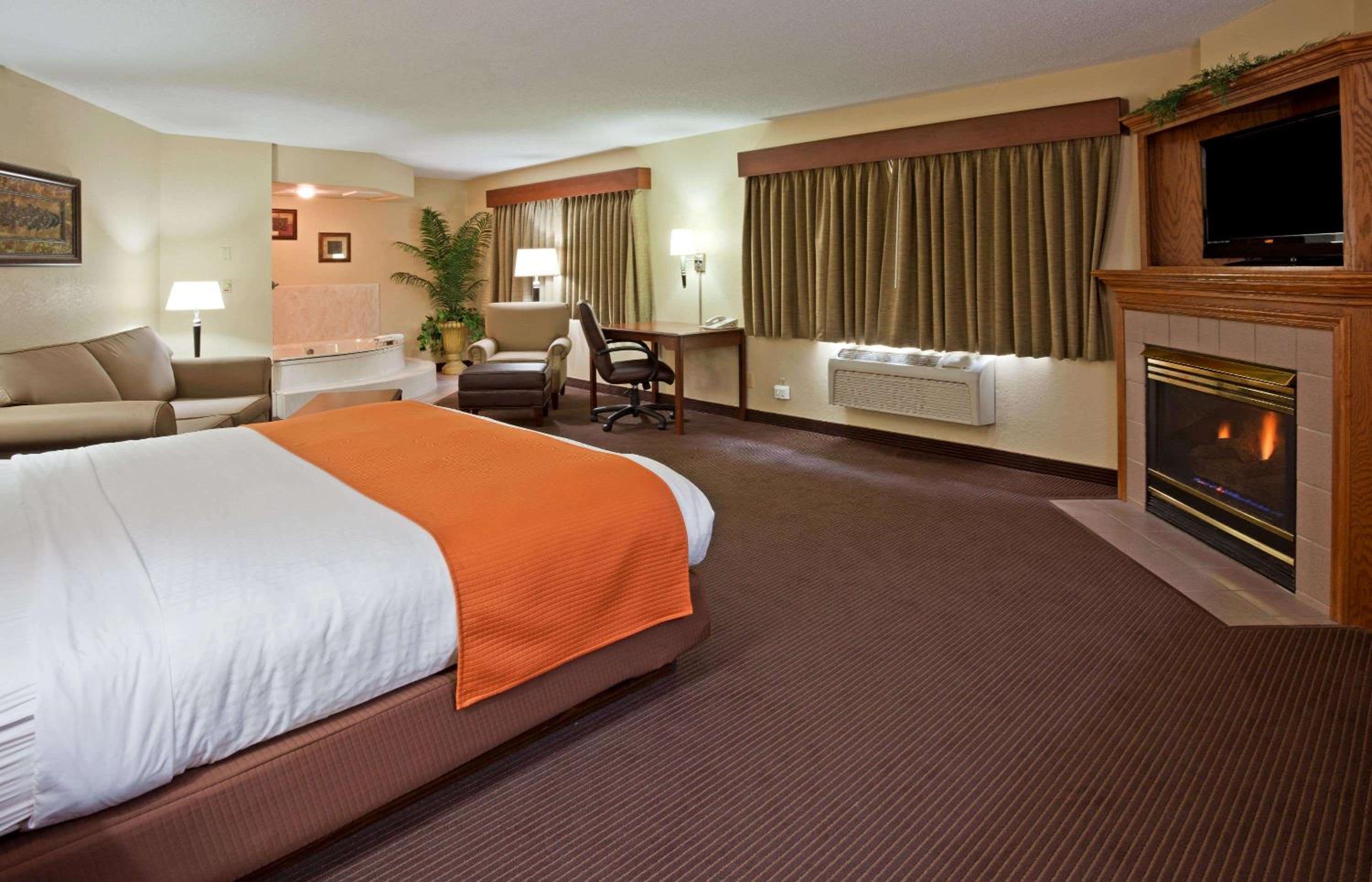 King Suite with Hot Tub - Non-Smoking - Photo 4