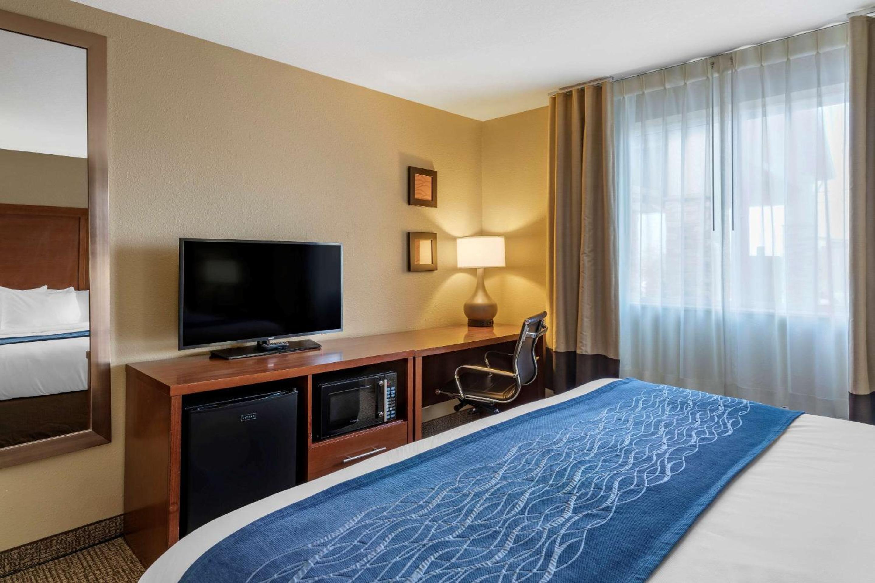 Standard King Room - Non-Smoking  - Photo 1