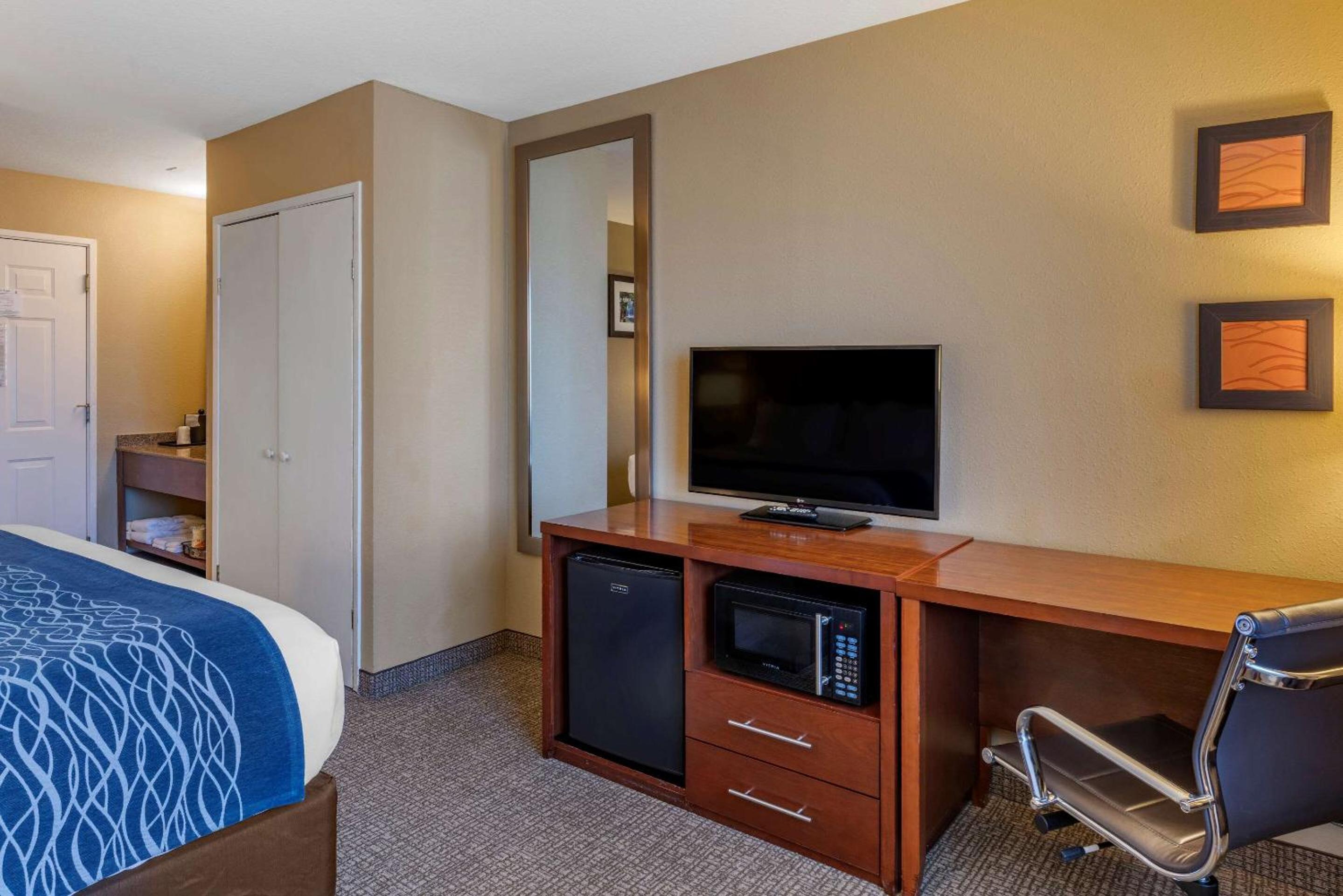 Standard King Room - Non-Smoking  - Photo 4