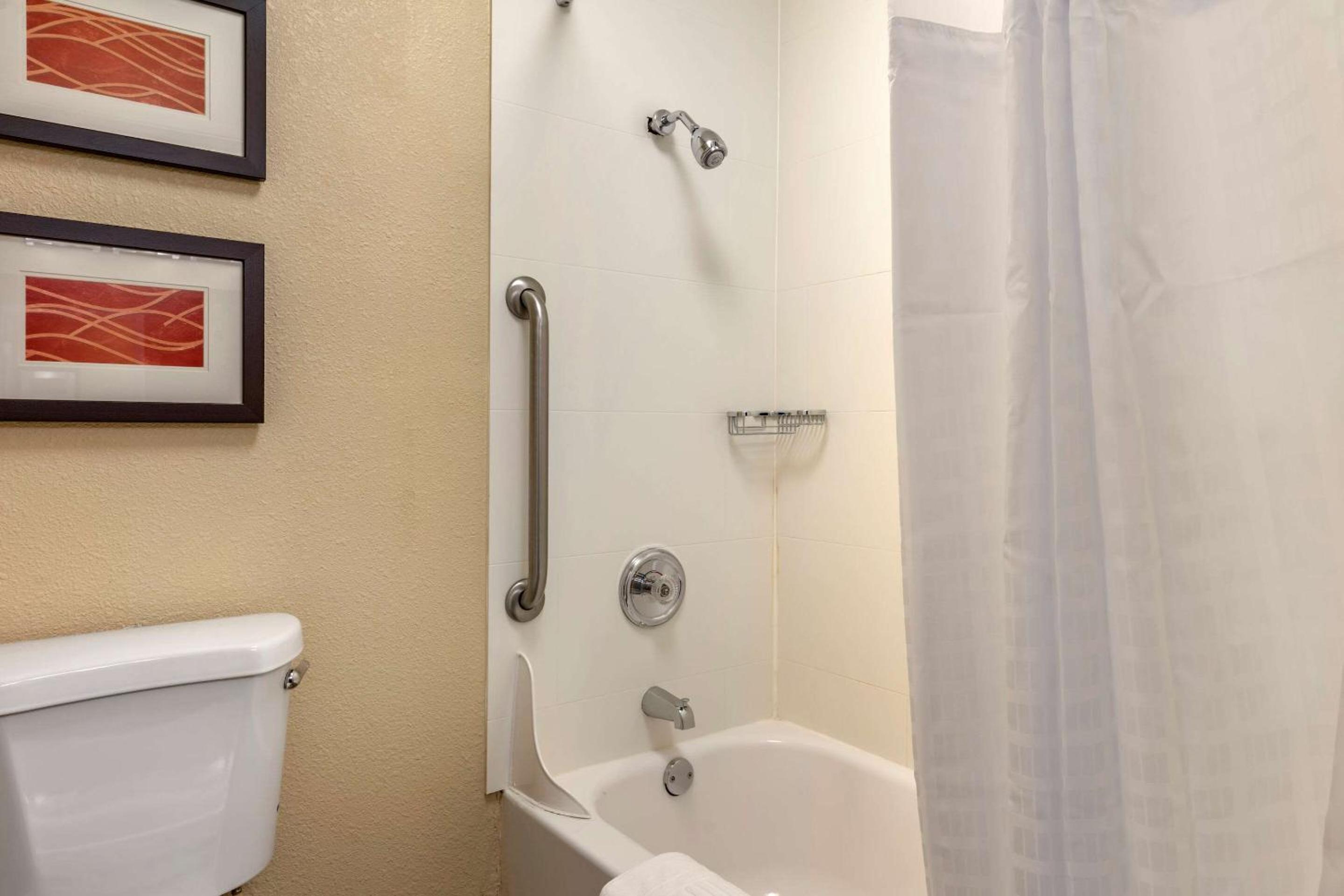 Standard King Room - Non-Smoking  - Photo 3