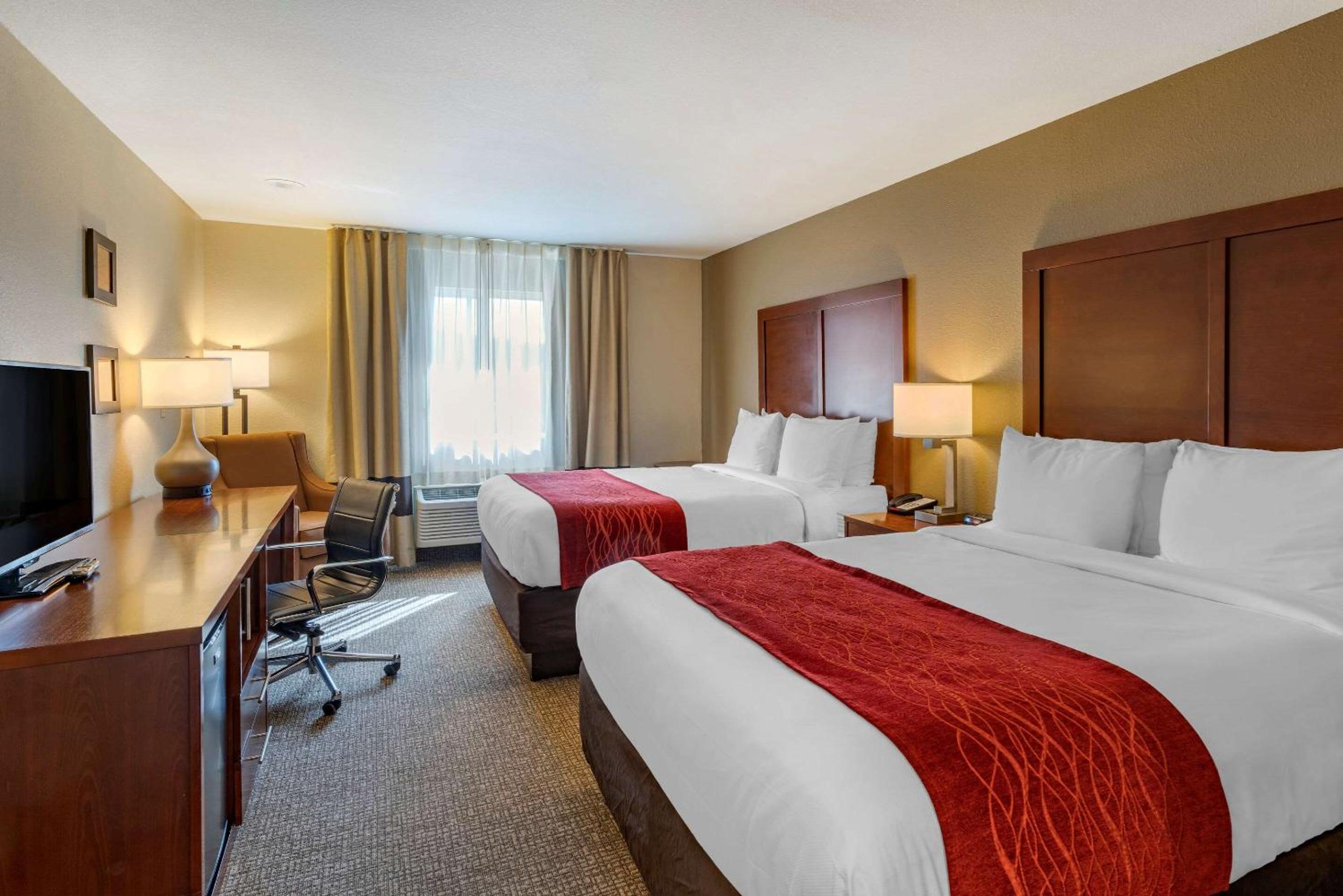 Queen Room with Two Queen Beds - Non-Smoking - Photo 2
