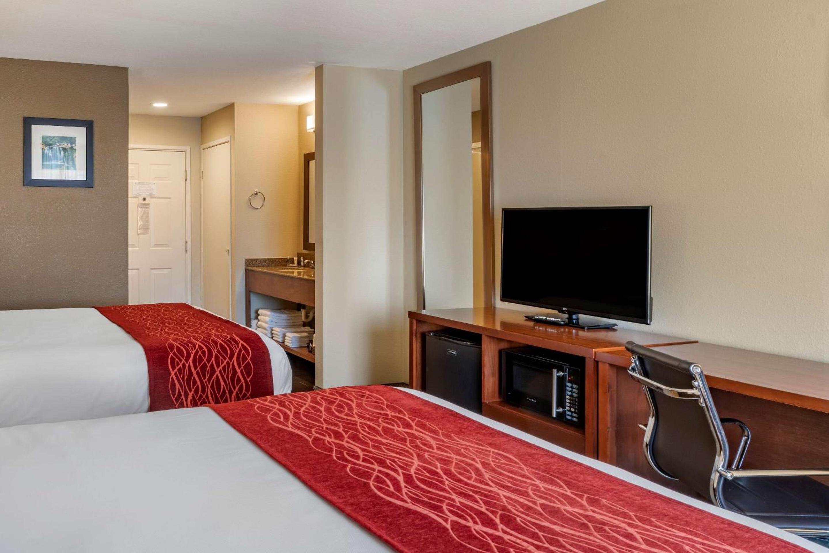 Queen Room with Two Queen Beds - Non-Smoking - Photo 3