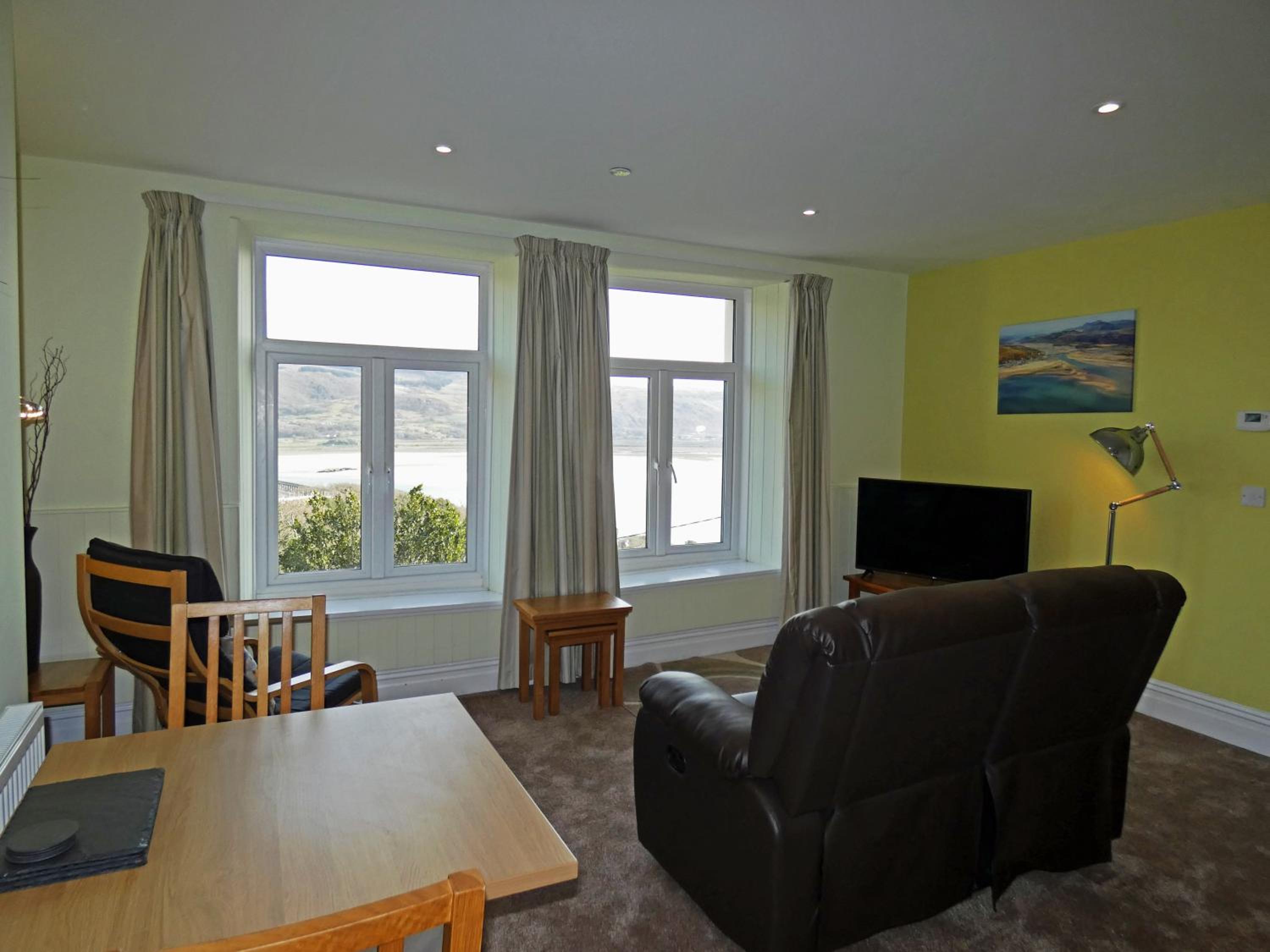 Derwen: First Floor Apartment with Sea View photo 2