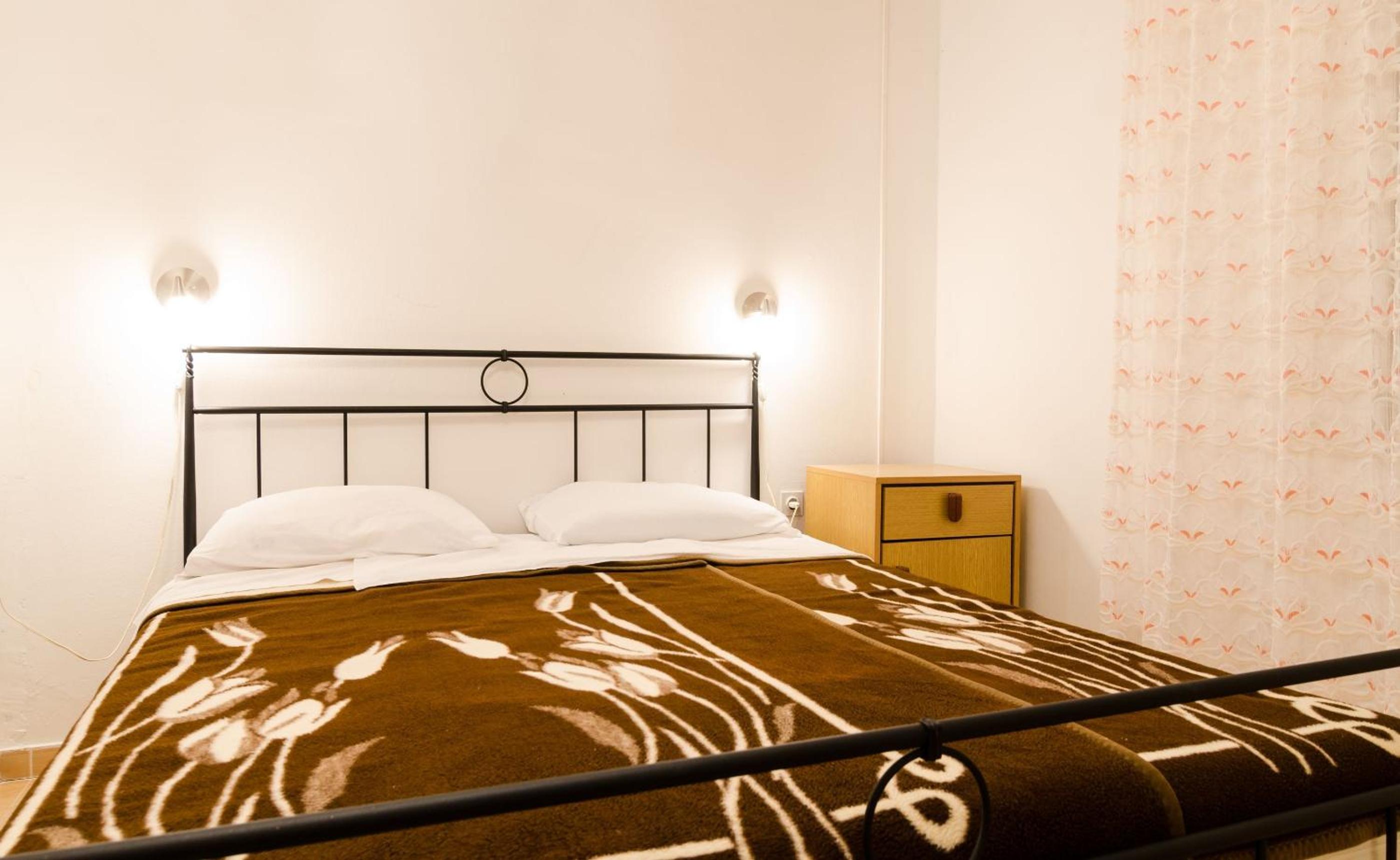 Budget Double Room - Photo 9