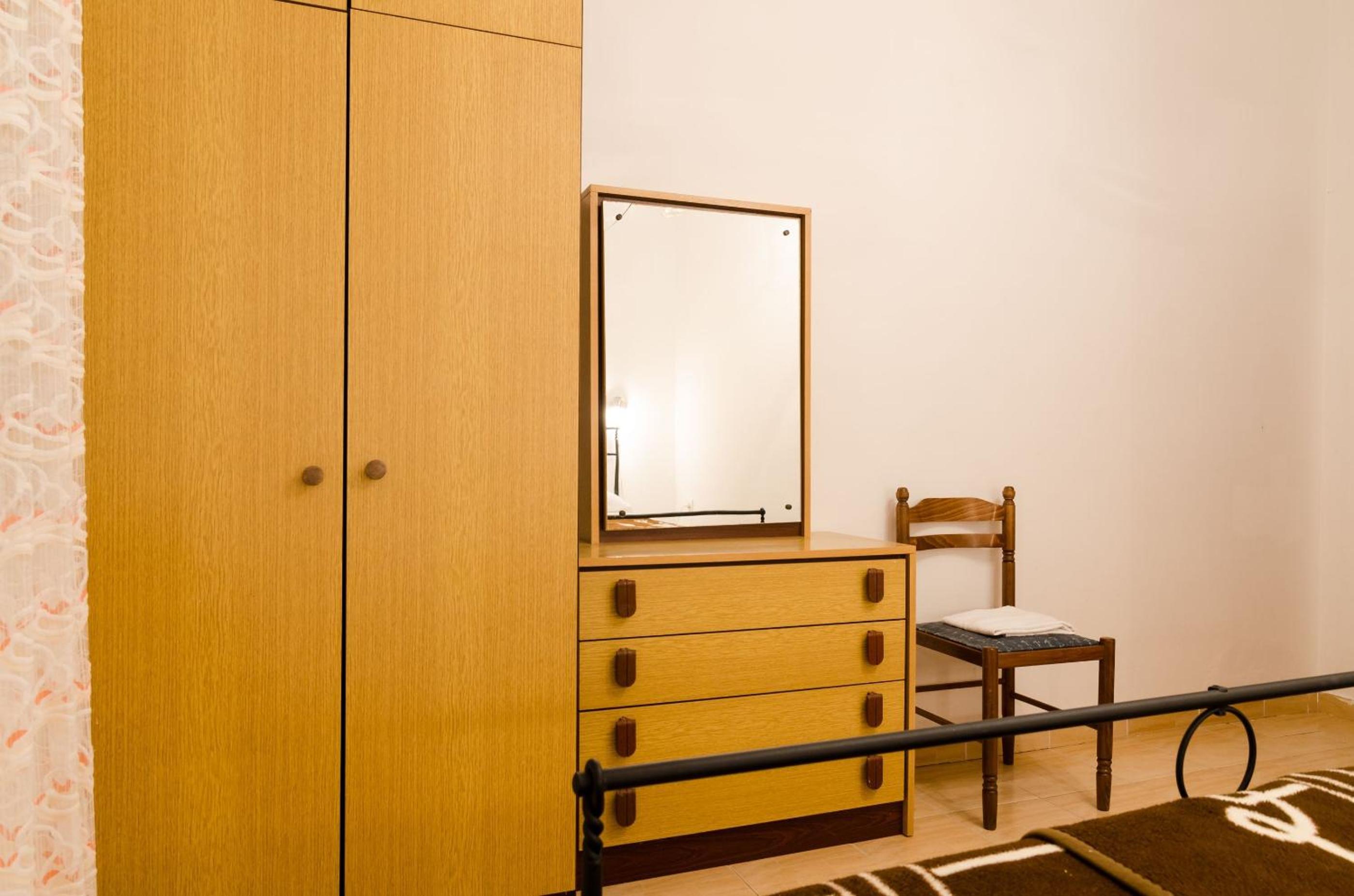 Budget Double Room - Photo 13
