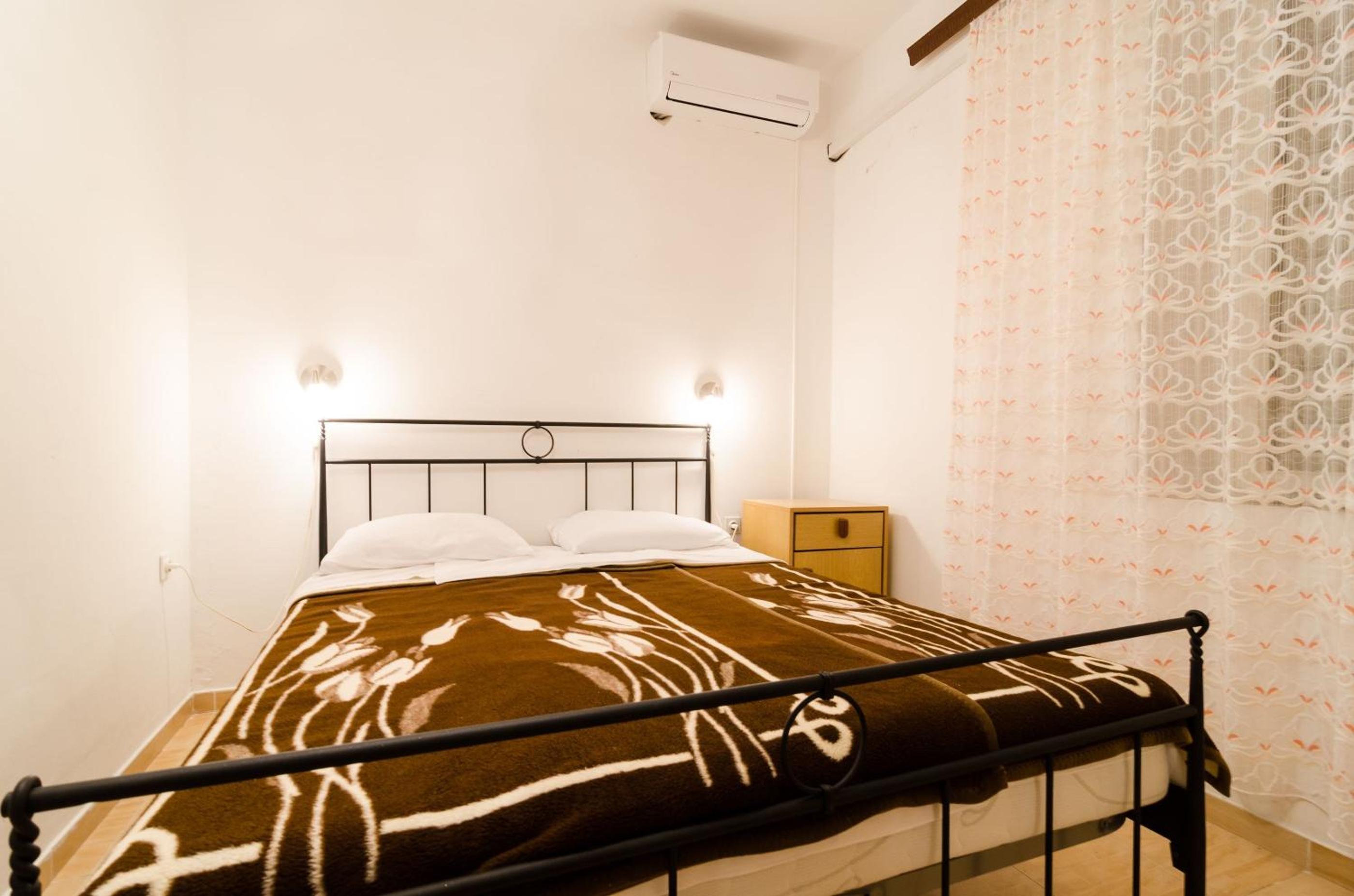 Budget Double Room - Photo 11