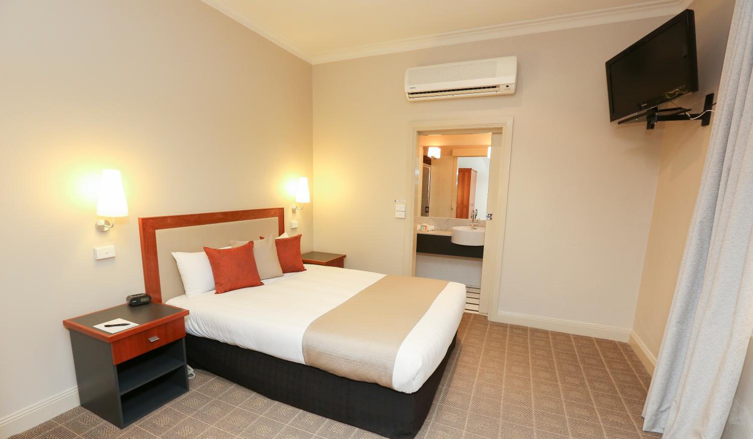 Queen Room - Non Smoking - Photo 2