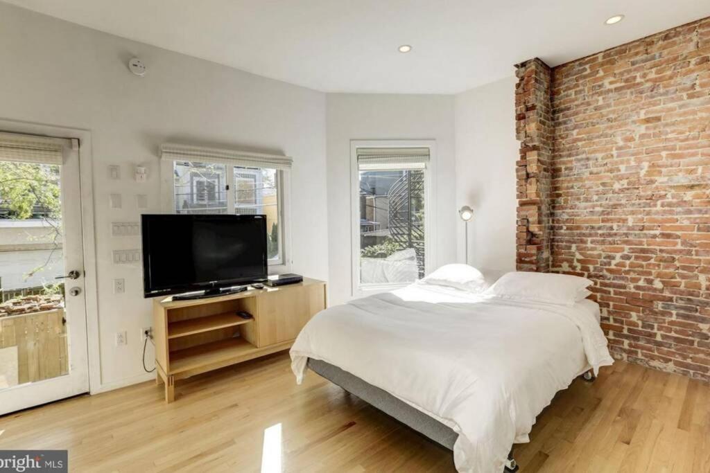One-Bedroom Apartment - Photo 11