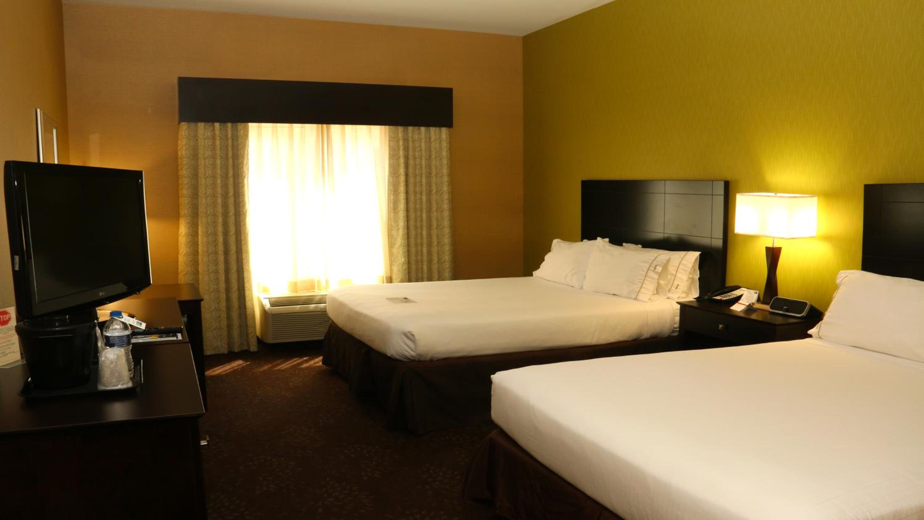 Standard Queen Room with Two Queen Beds - Photo 2