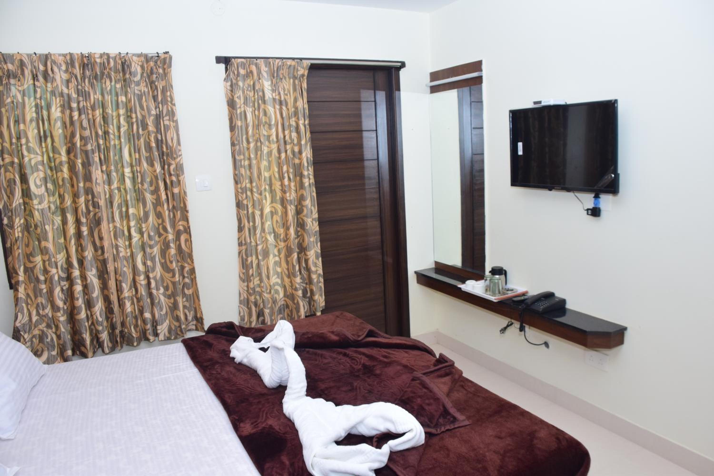 Three-Bedroom Suite - Photo 11