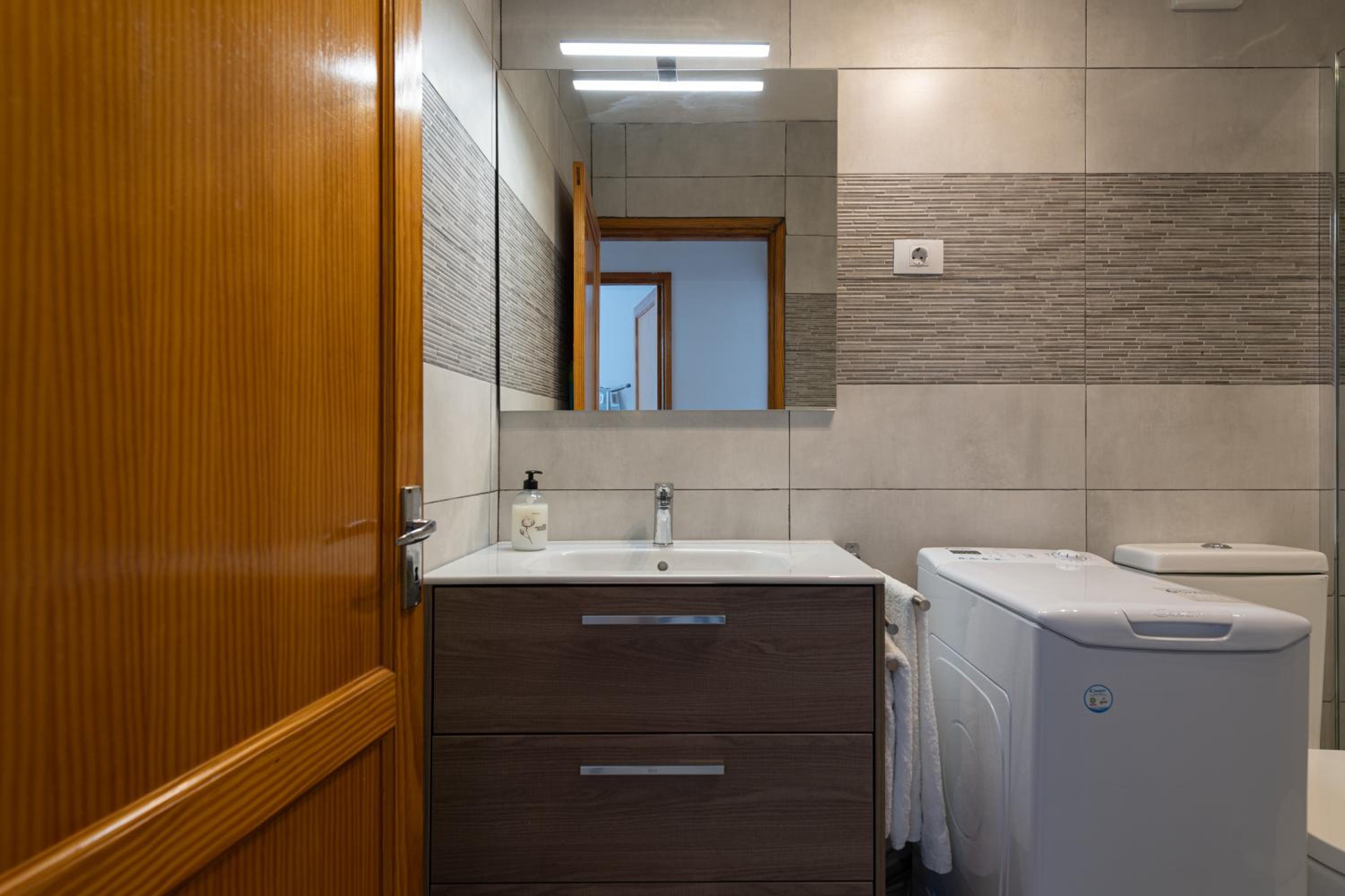 Apartment with Sea View - Photo 6