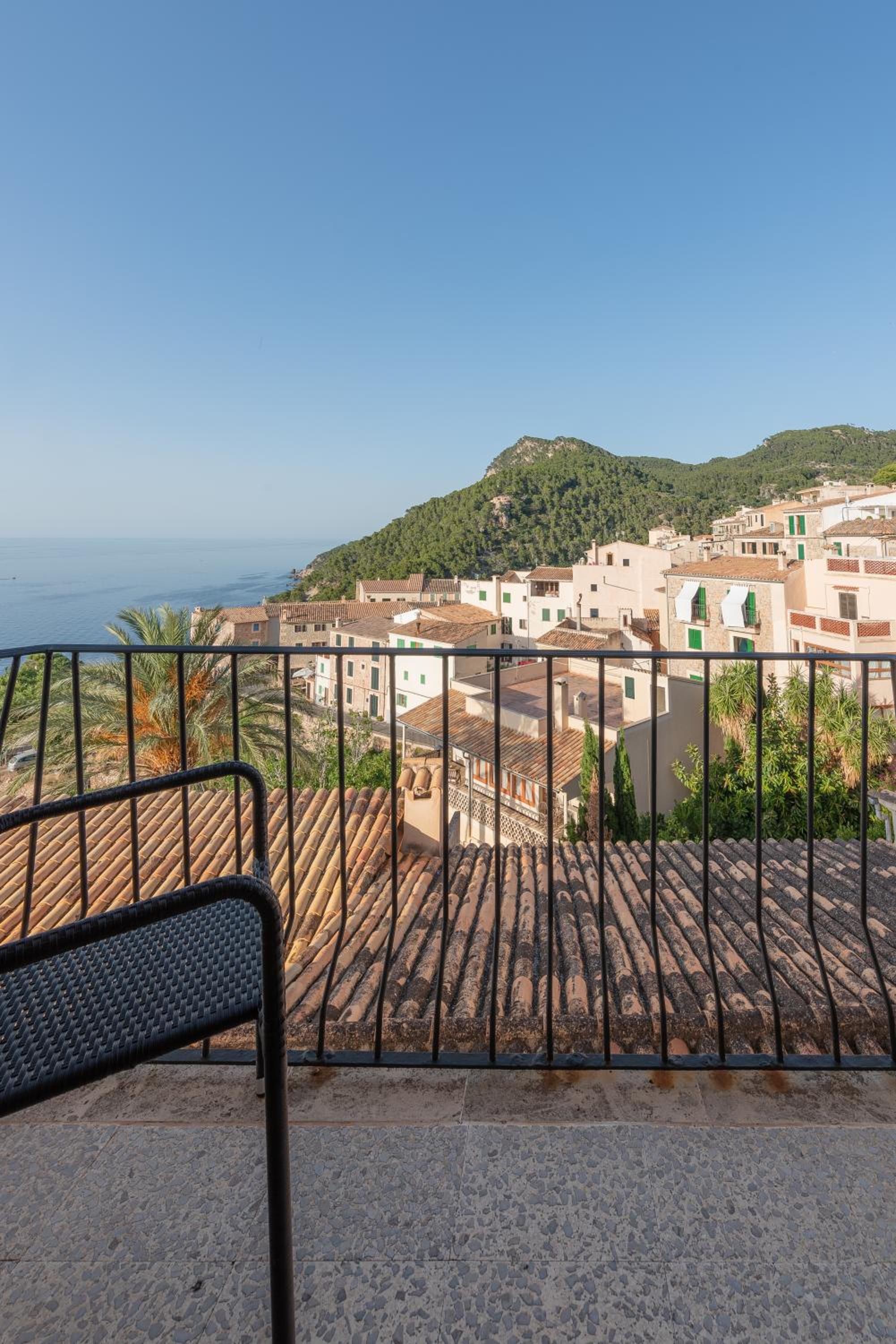 Double Room with Balcony and Partial Sea View photo 3