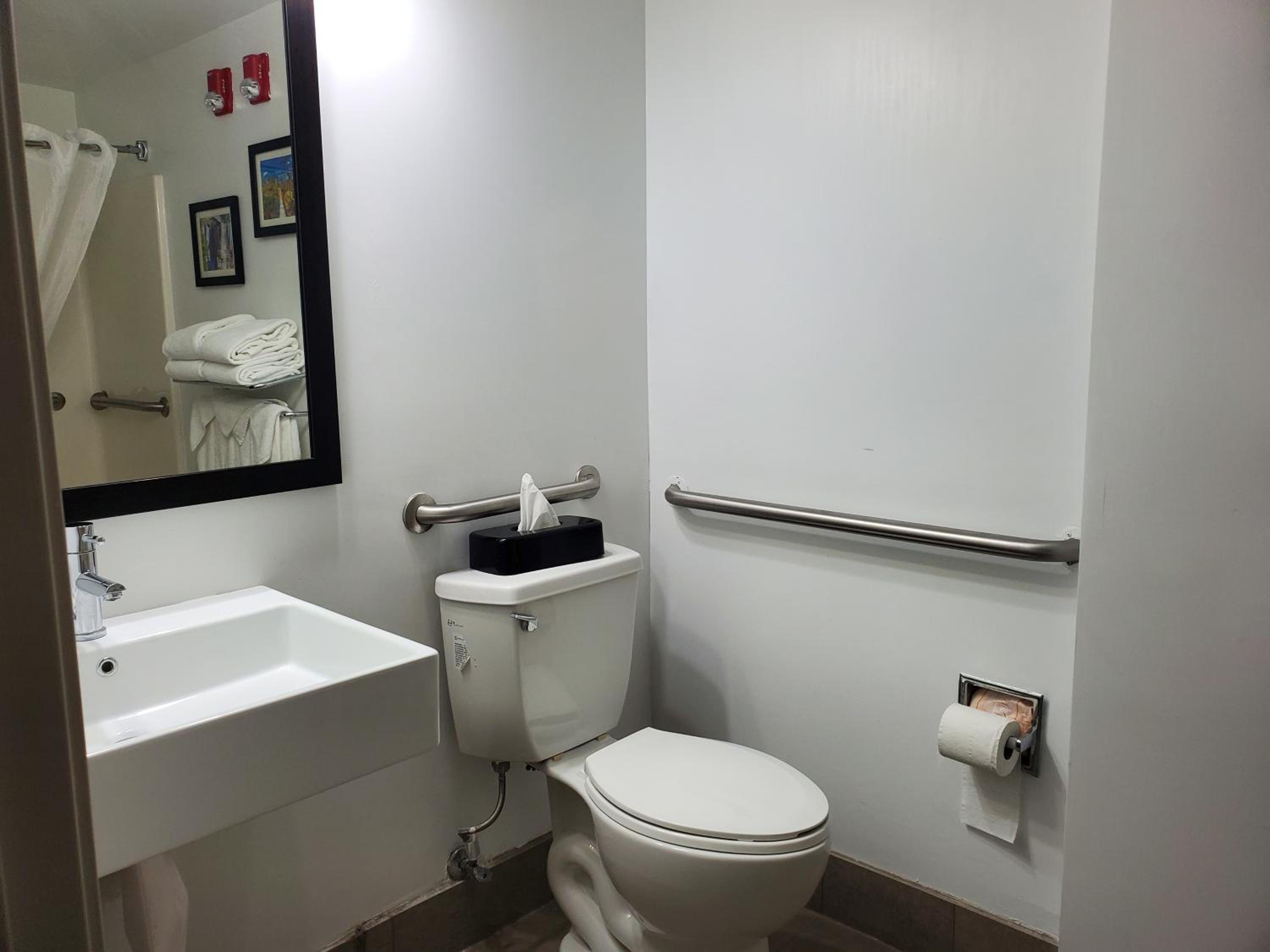 King Suite - Accessible/Non-Smoking - Photo 2