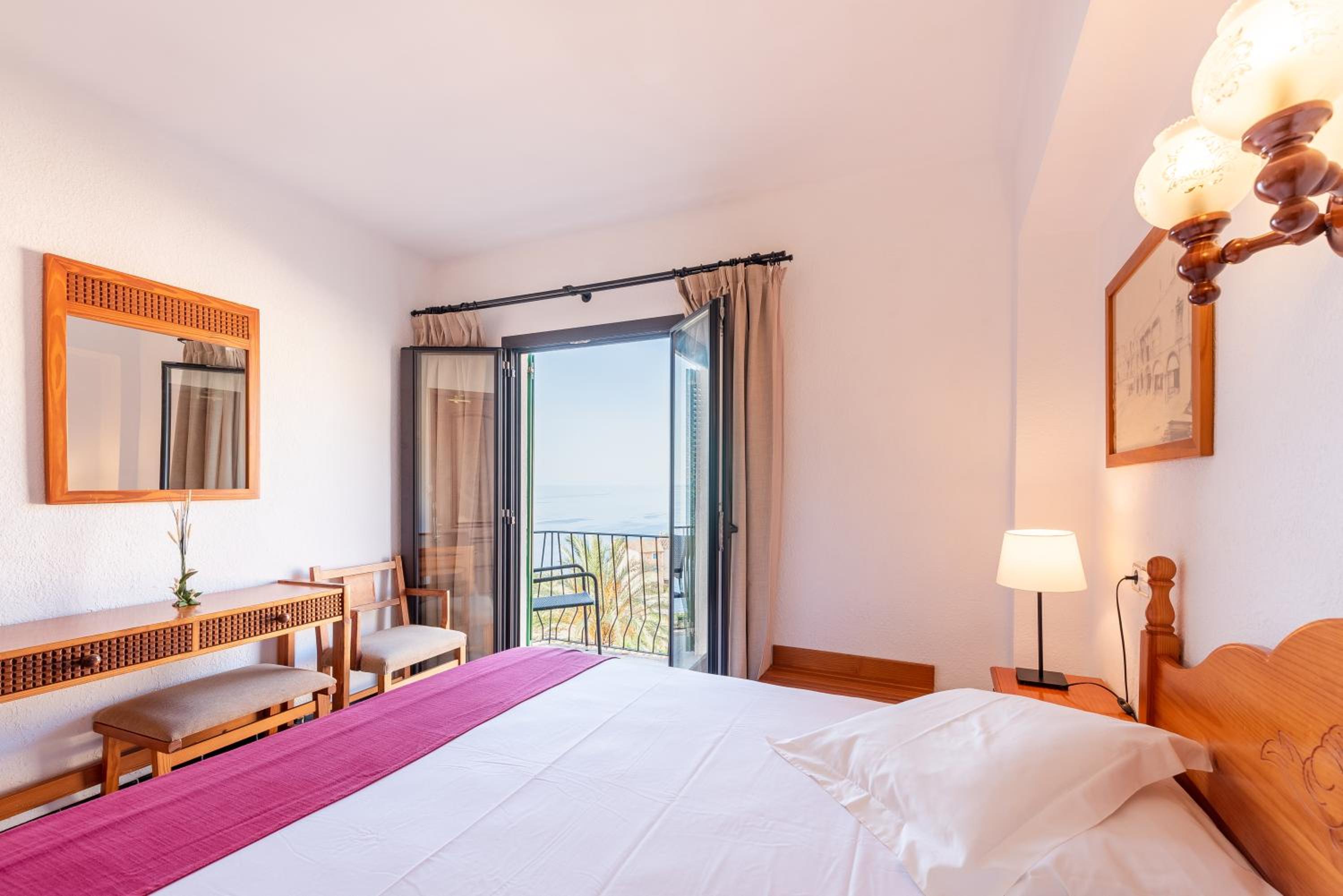 Double Room with Balcony and Partial Sea View photo 2