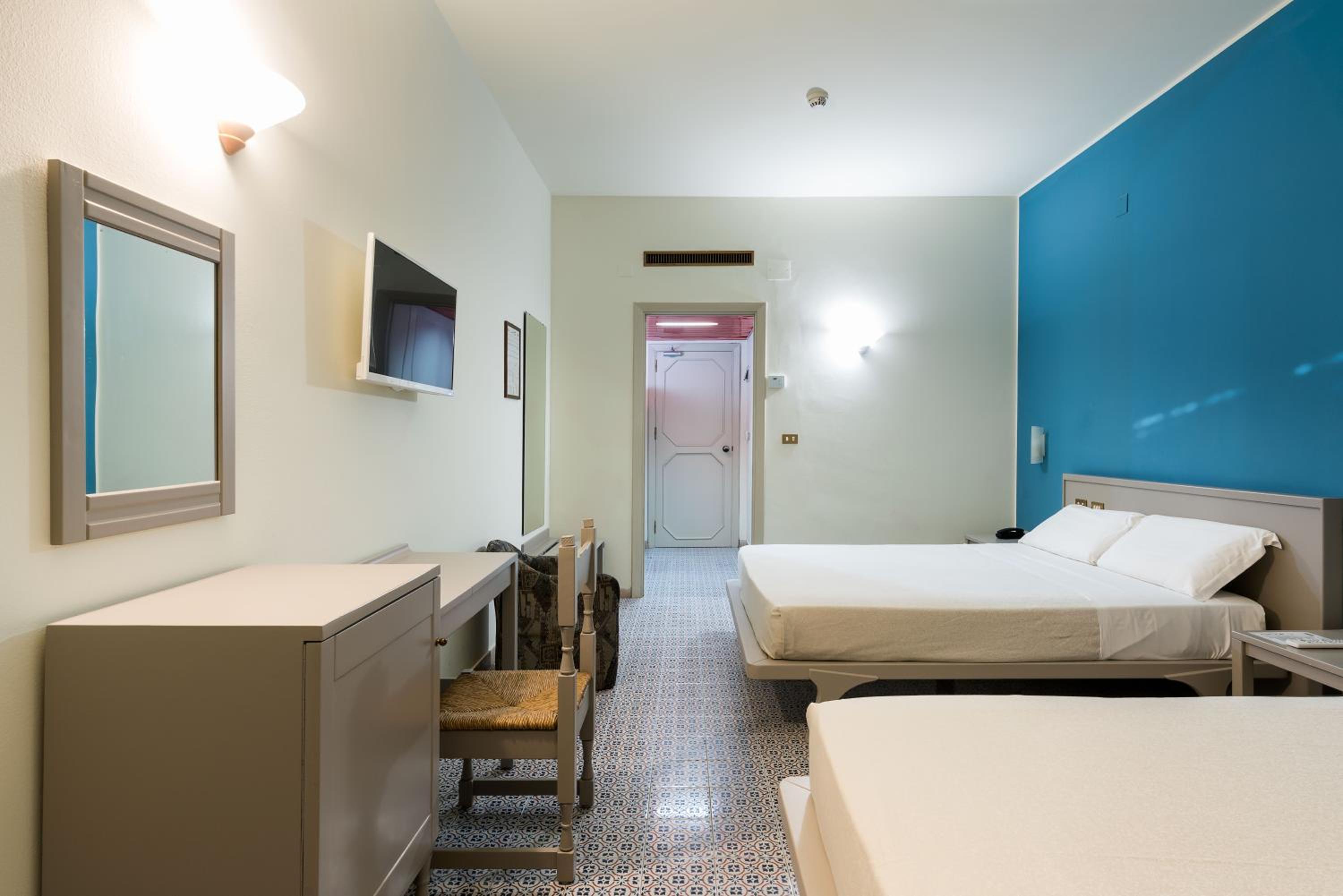 Classic Quadruple Room - Photo 6
