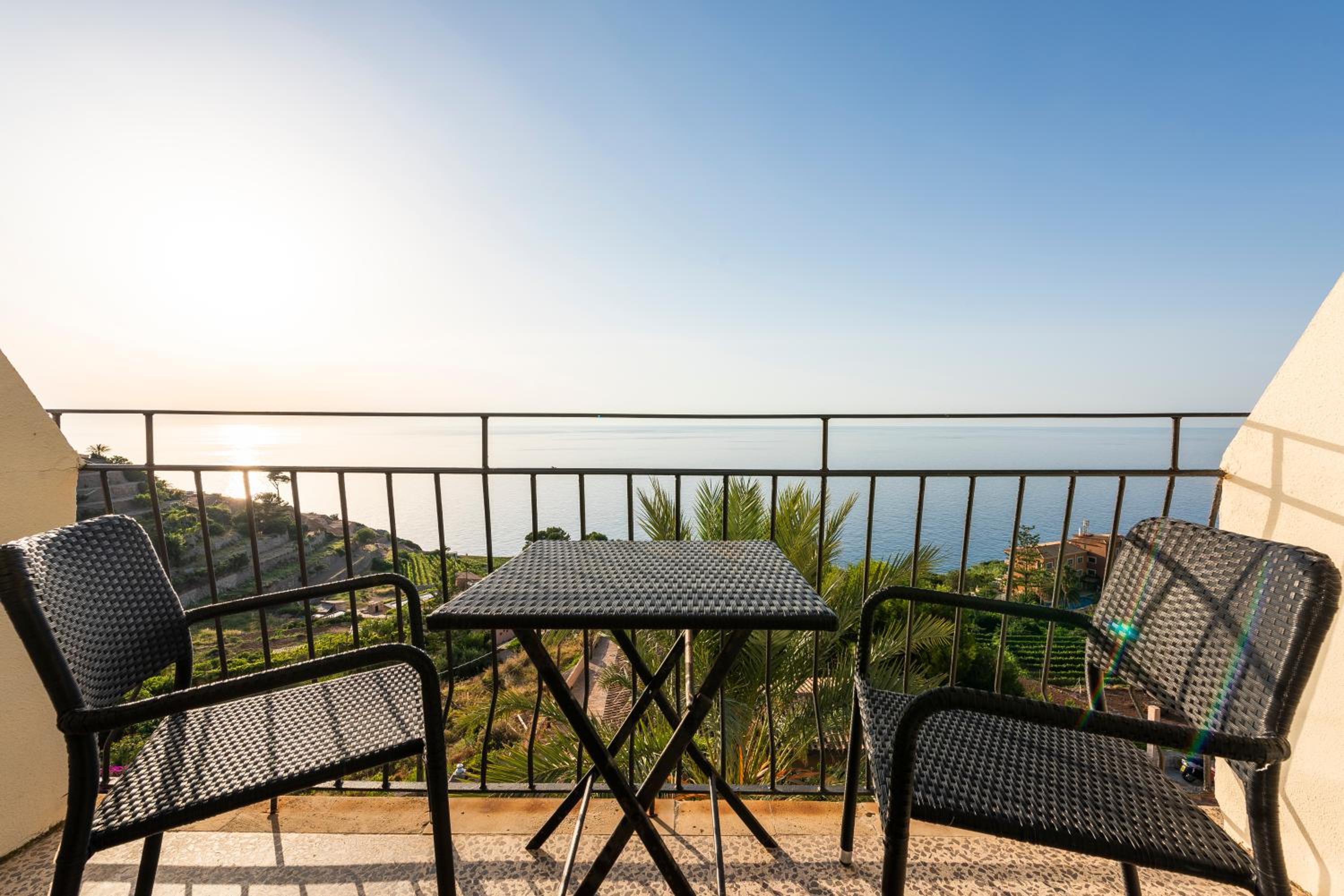 Double Room with Air-con Balcony and Sea View