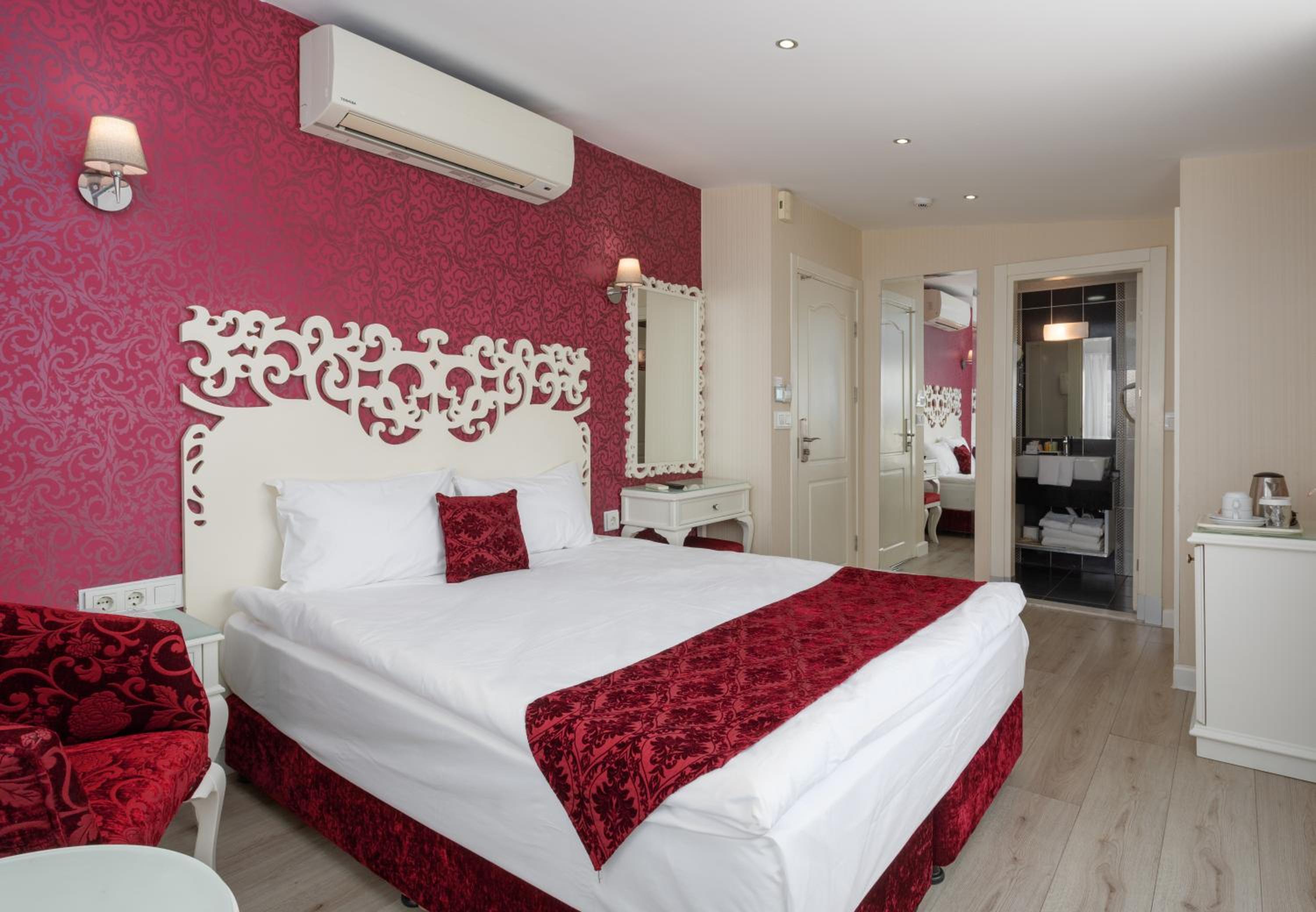 Deluxe Double Room with Balcony and Sea View photo 2