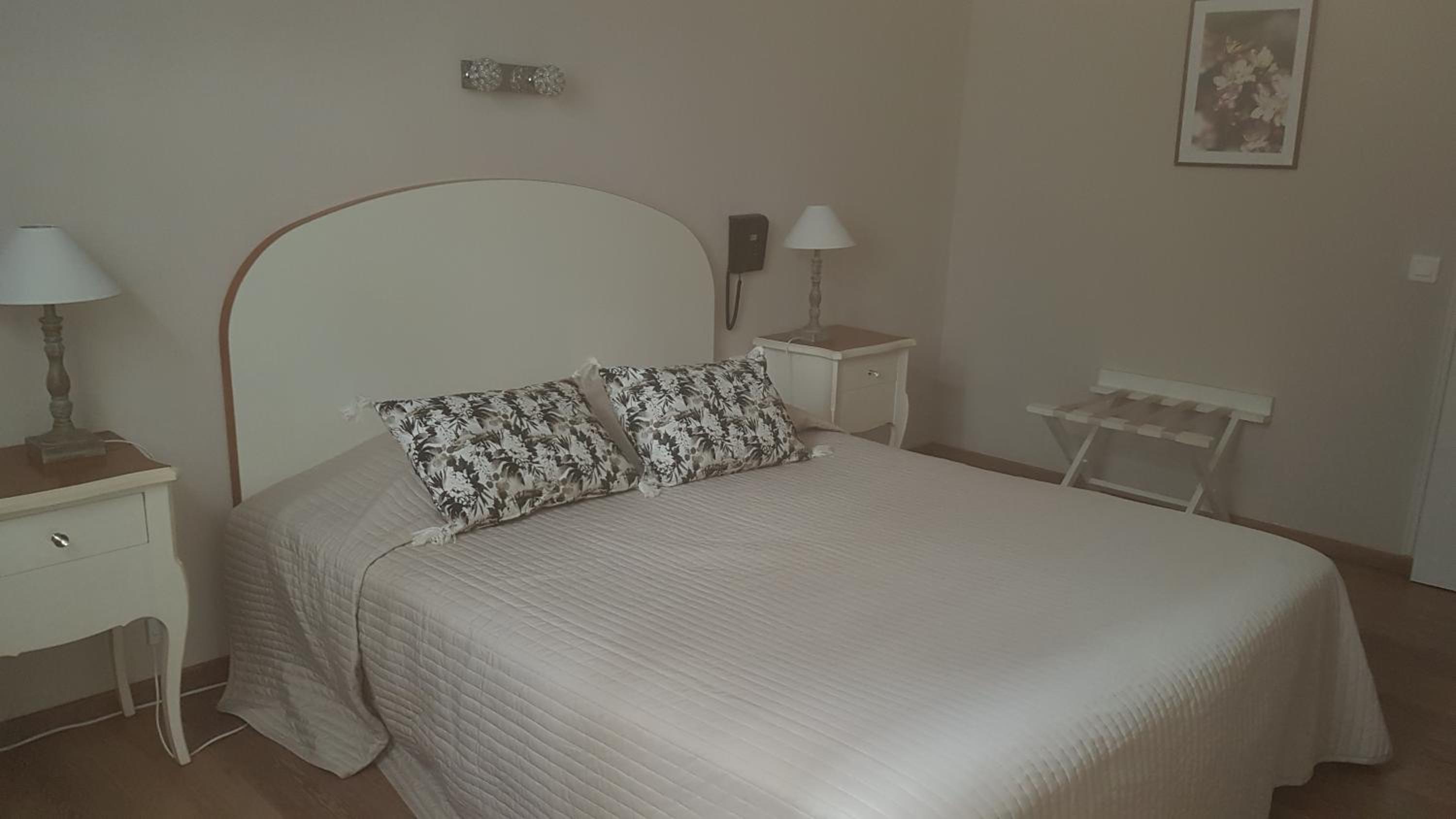 Standard Double Room with Bath - Photo 4