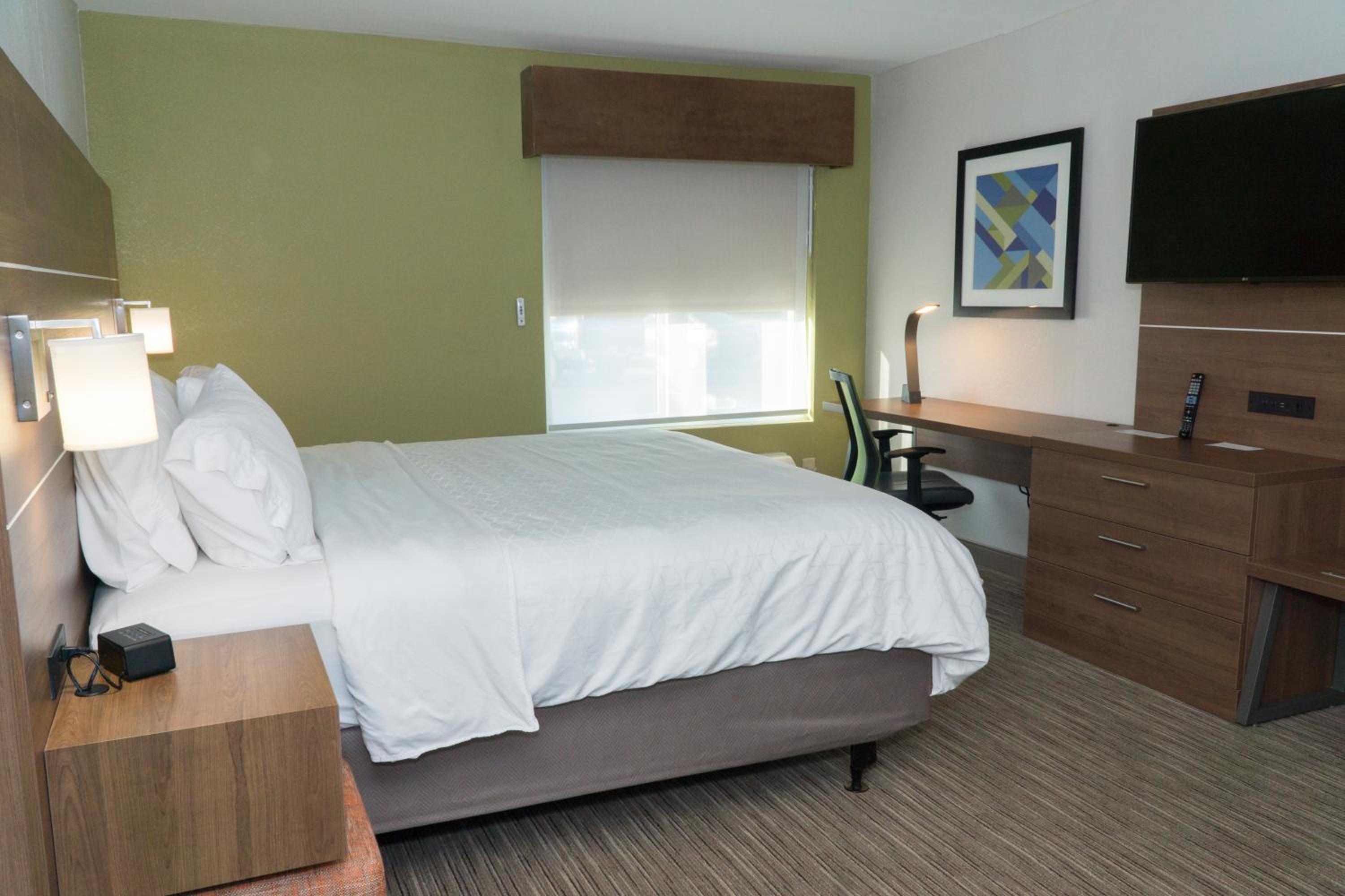 Deluxe King Room - Hearing Accessible  - Photo 7