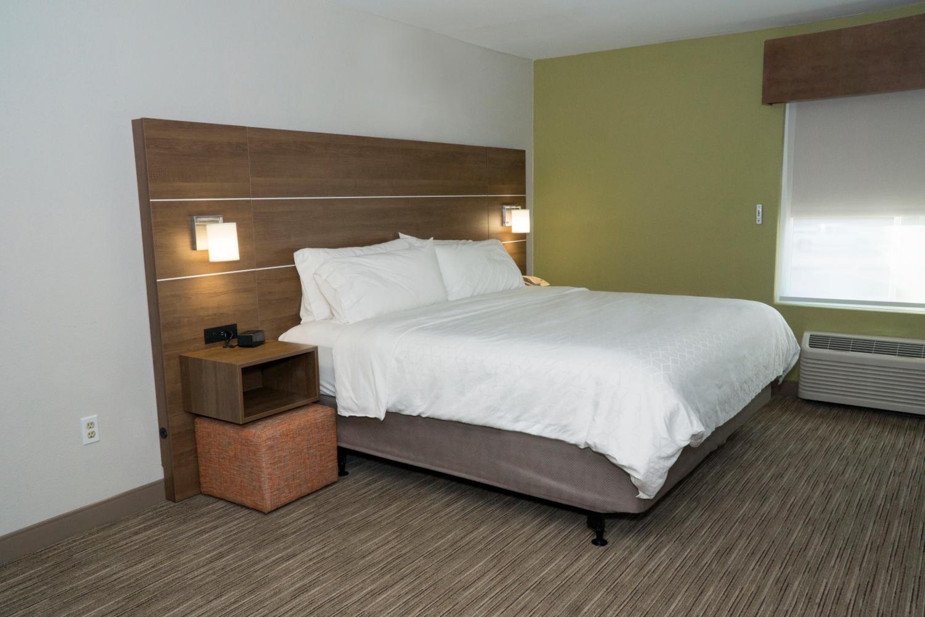 Deluxe King Room - Hearing Accessible  - Photo 1