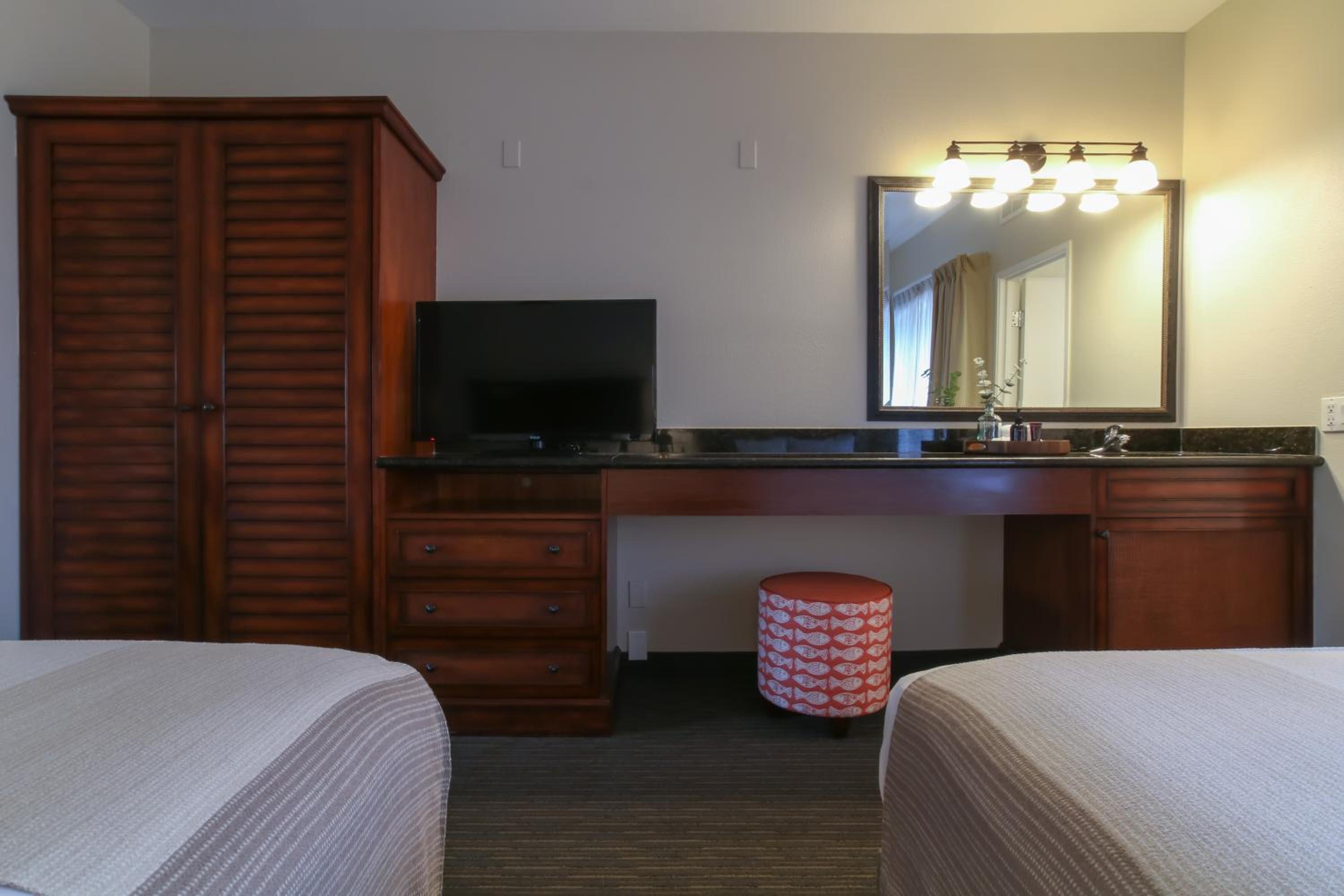 Two Room Family Suite 2 Queen Sleeper Sofa - Photo 5