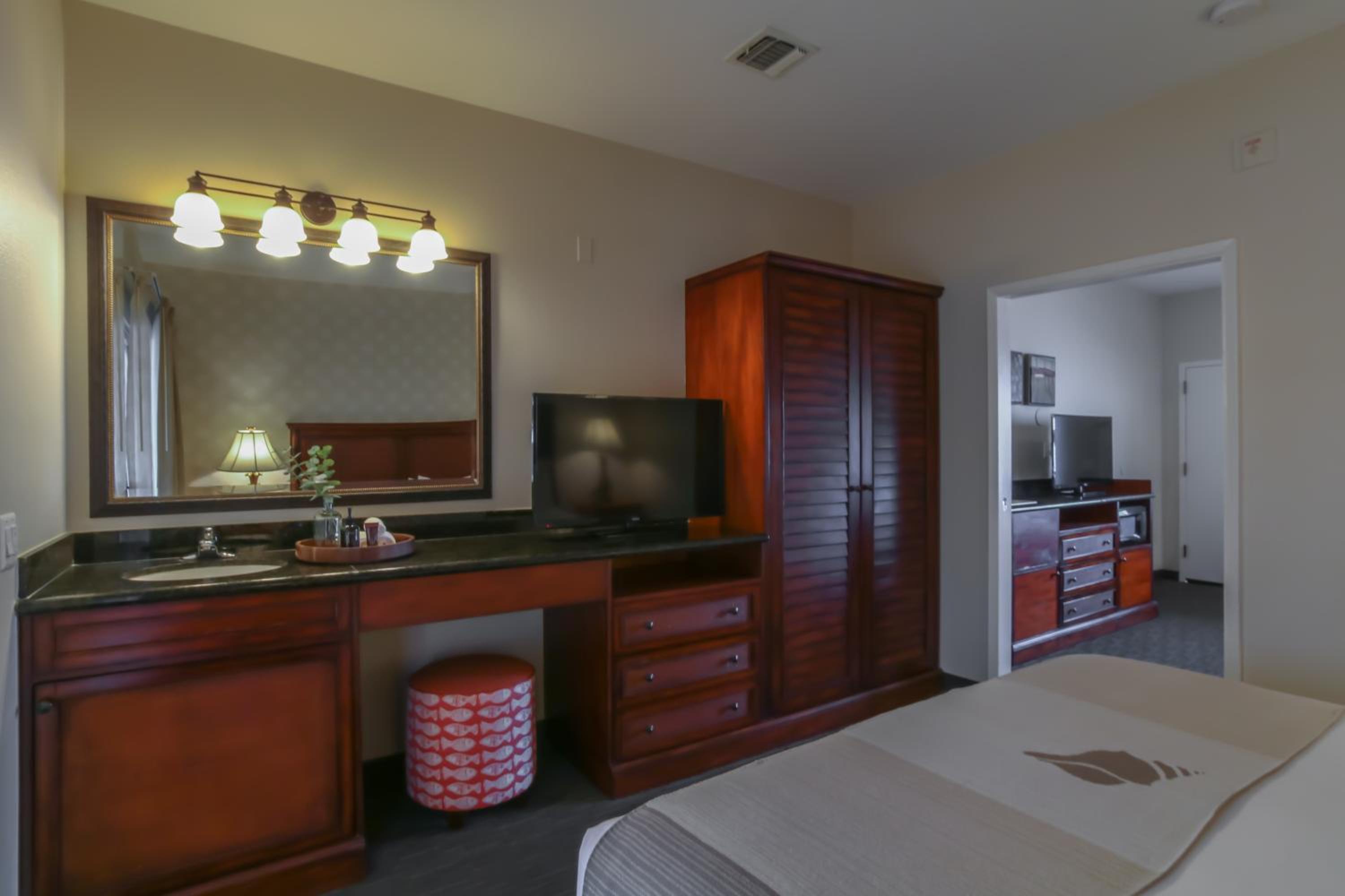 Top Floor King Suite Sleeper Sofa - Photo 4