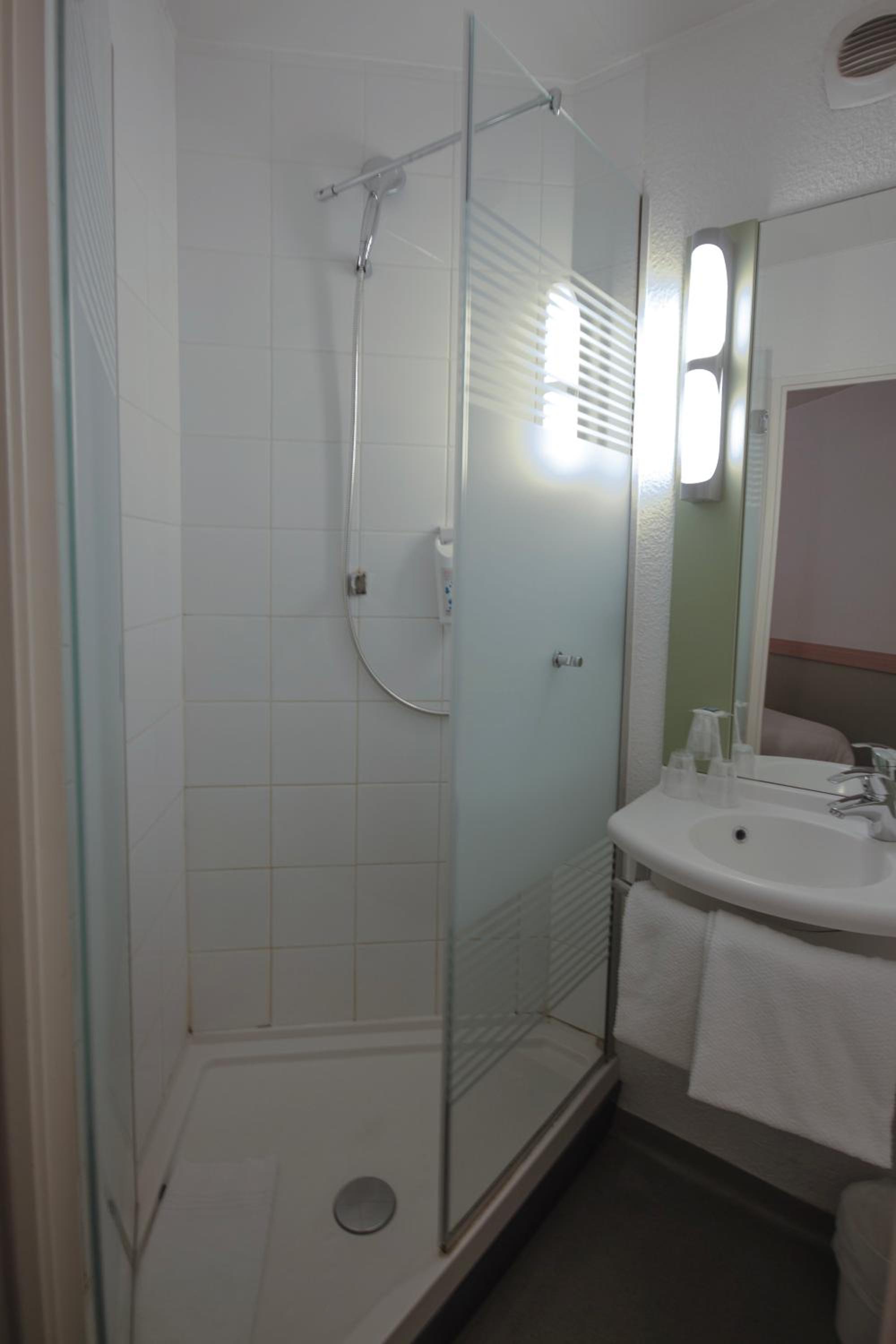 Triple Room with One Double Bed and One Bunk Bed - Photo 3