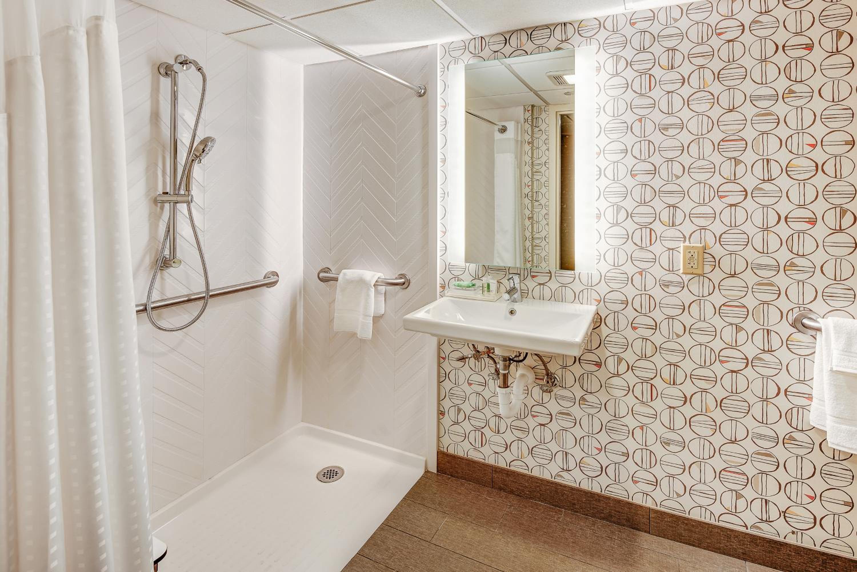 Double Room - Disability Access/Roll-In Shower - Photo 7