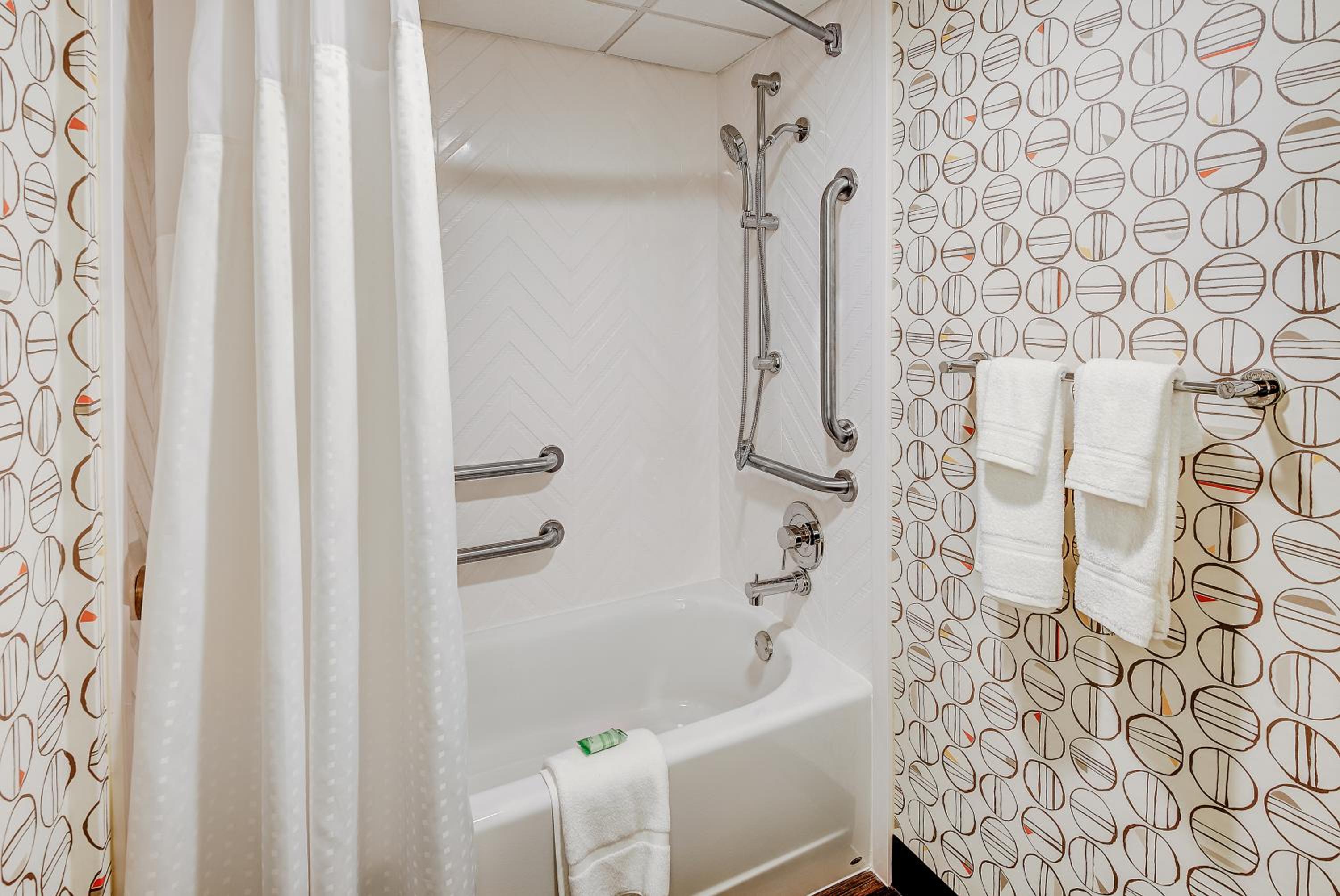 Double Room - Disability Access - Accessible Tub - Photo 8