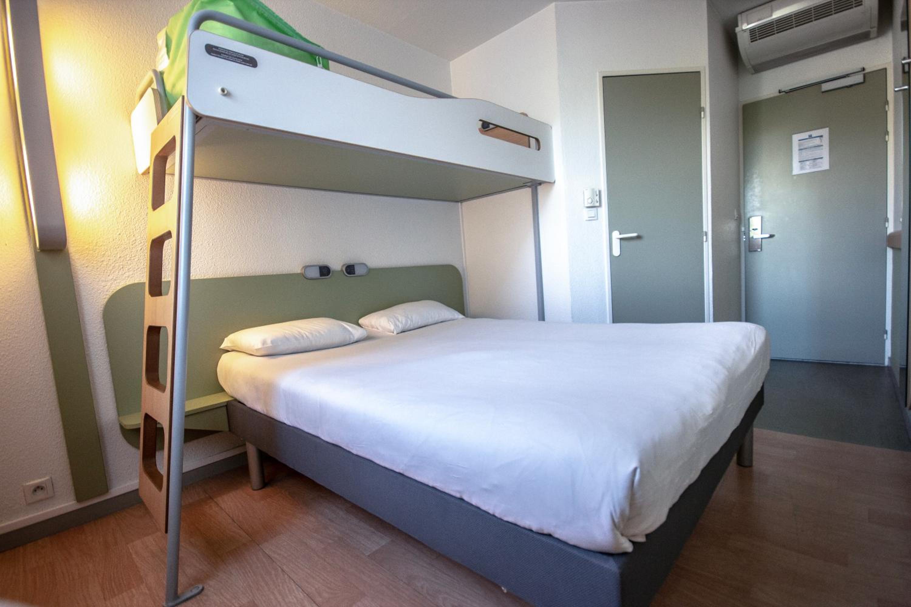 Triple Room with One Double Bed and One Bunk Bed - Photo 2
