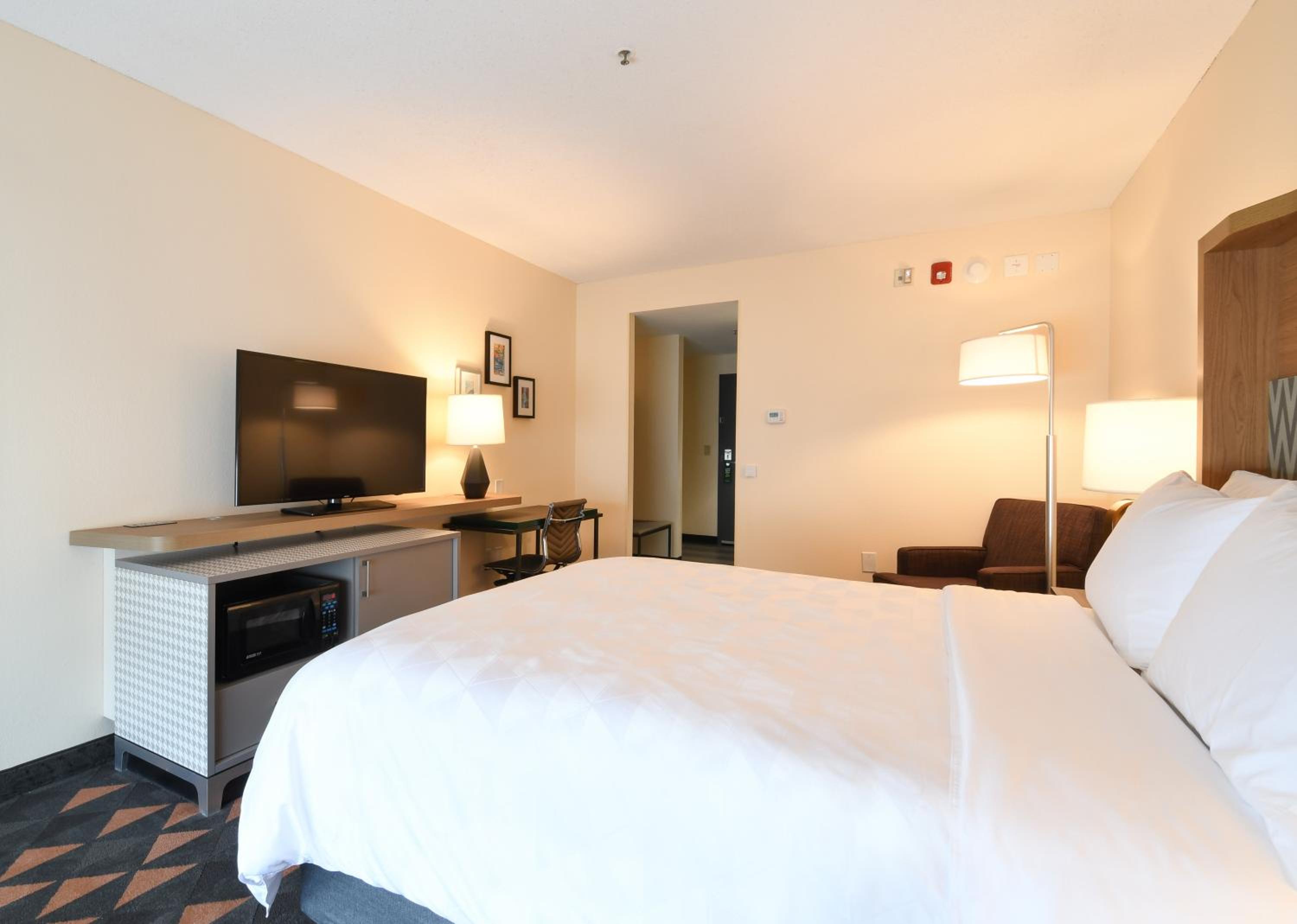 Studio Queen Room with Hearing Accessible Tub - Non-Smoking - Photo 2