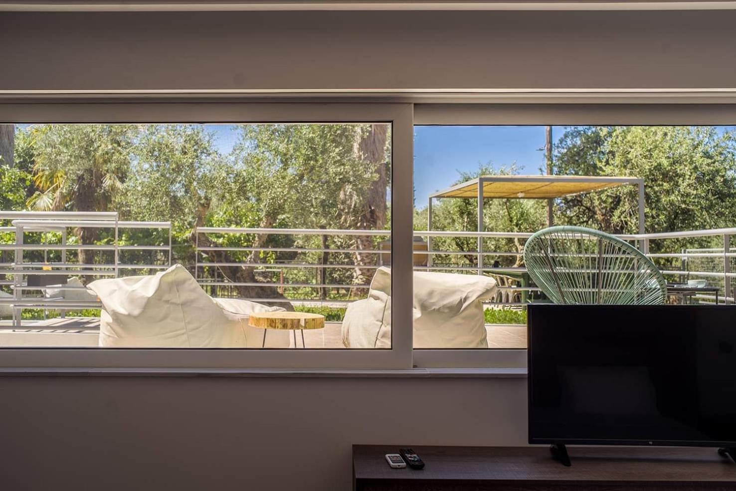 Family Room with Mountain View - Photo 16