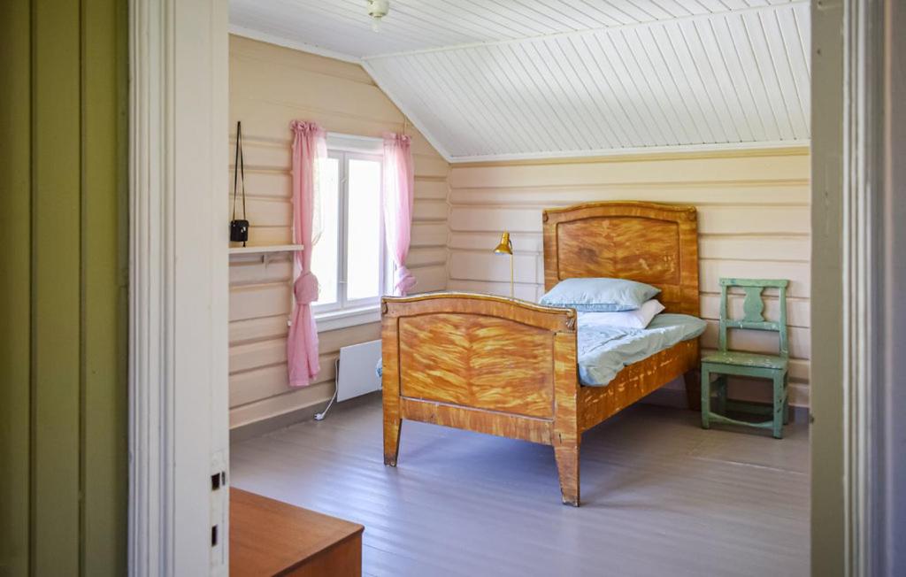 Three-Bedroom House photo 2