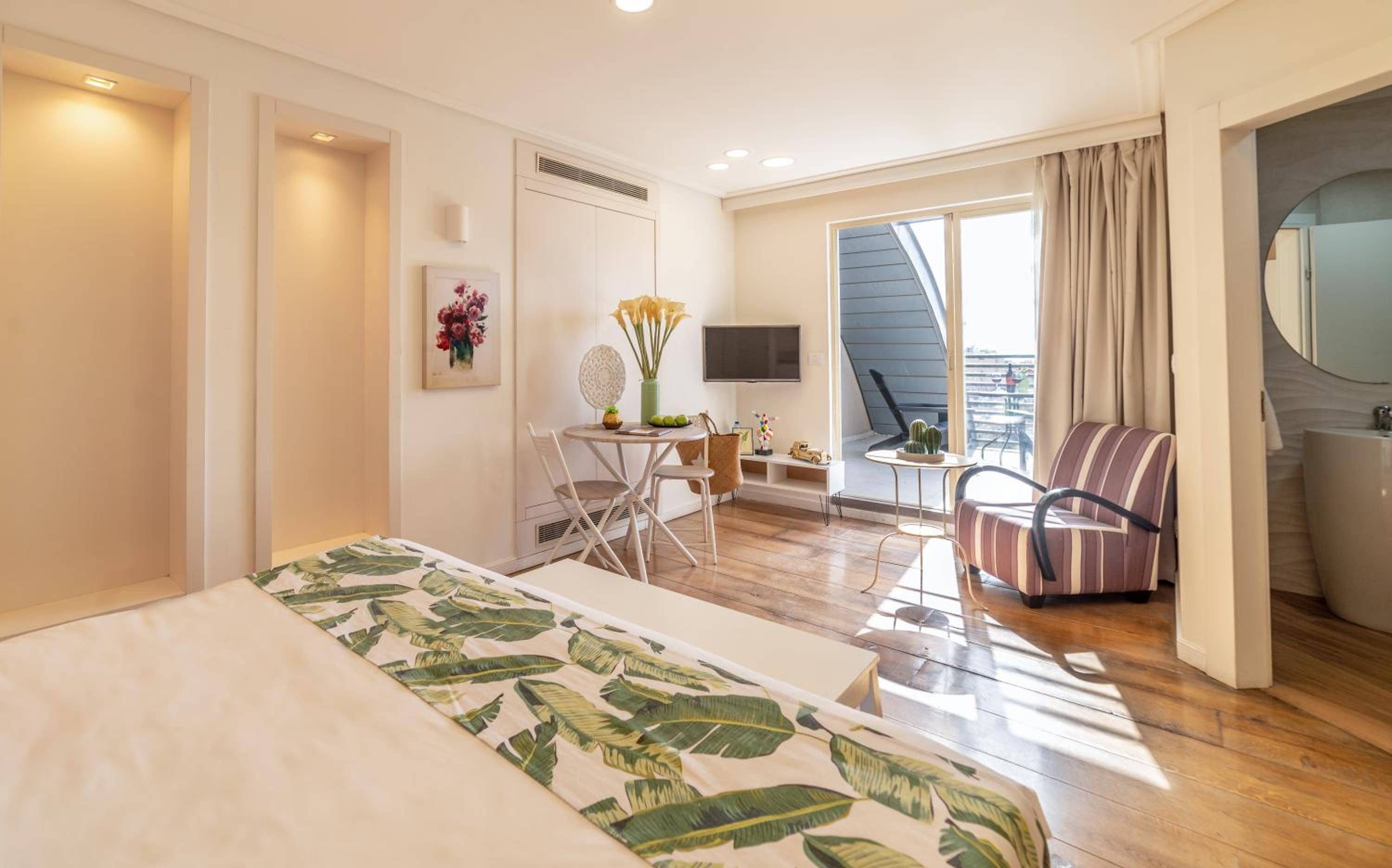 Deluxe Room with Balcony photo 1