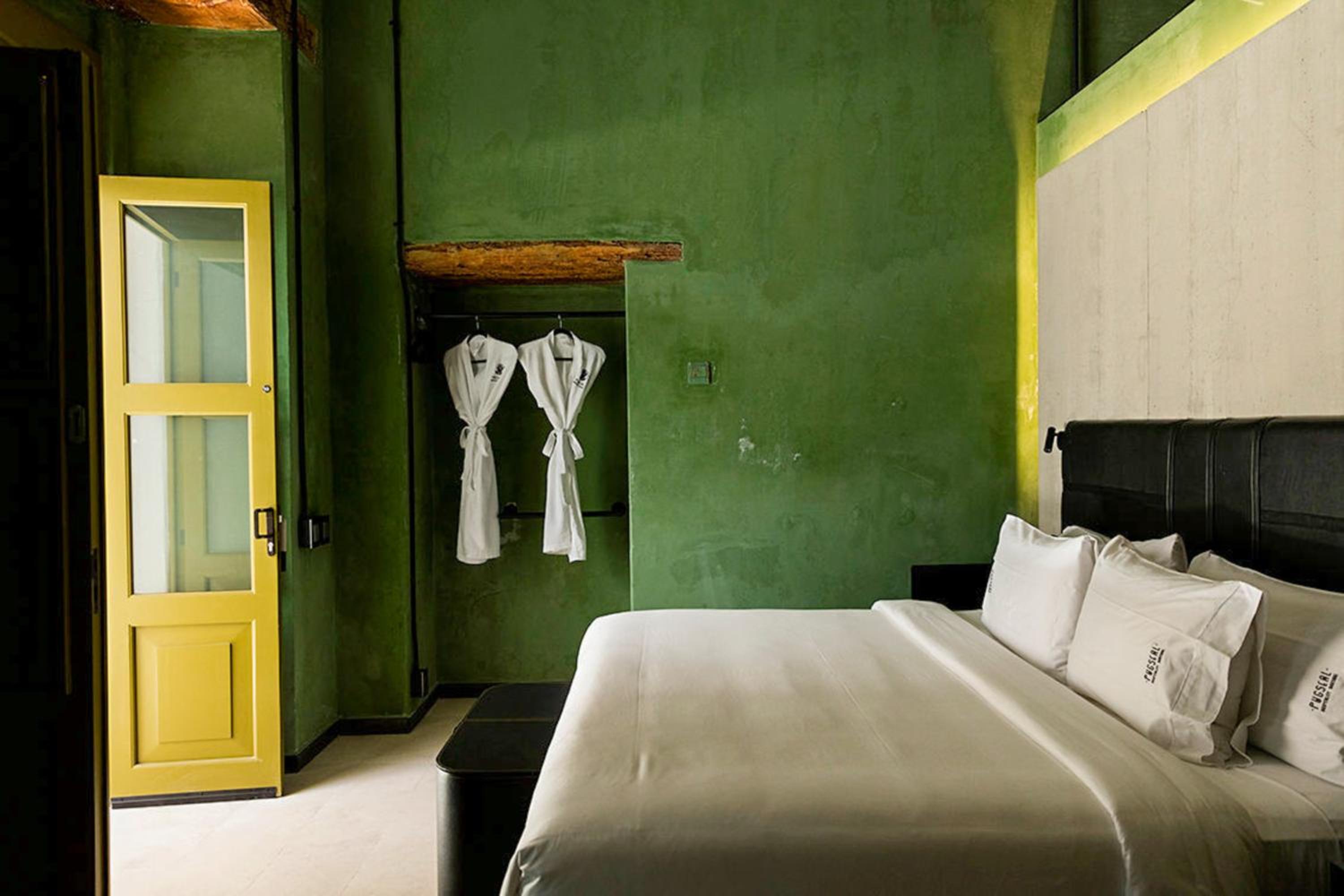 Standard Room - Noisy Room