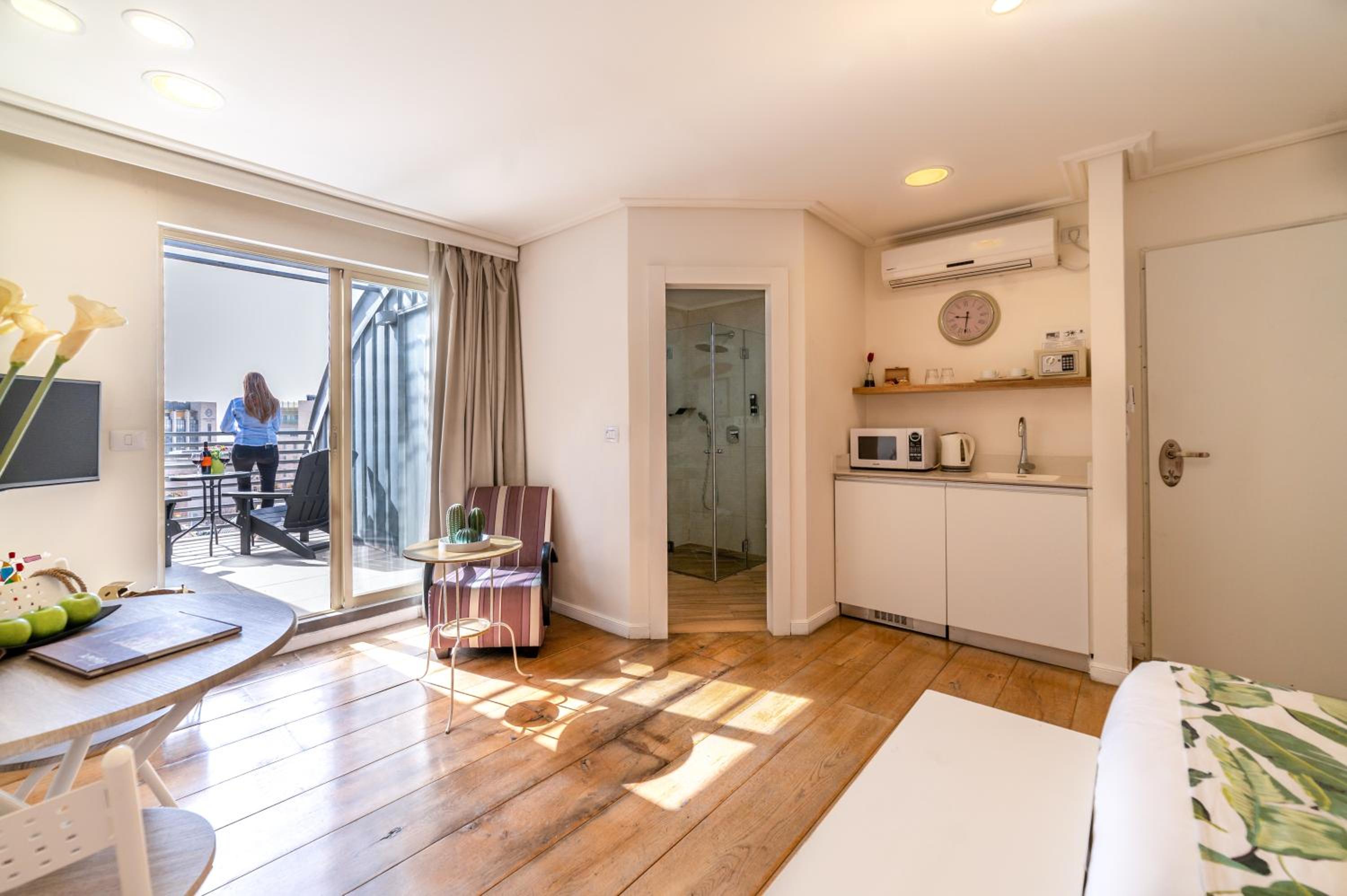Deluxe Room with Balcony photo 2