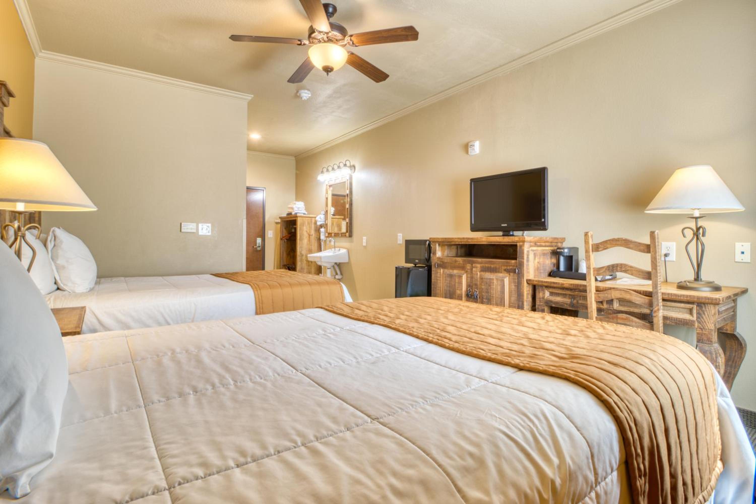 Deluxe Room with Two Double Beds - Disability Access - Non-Smoking - Photo 1