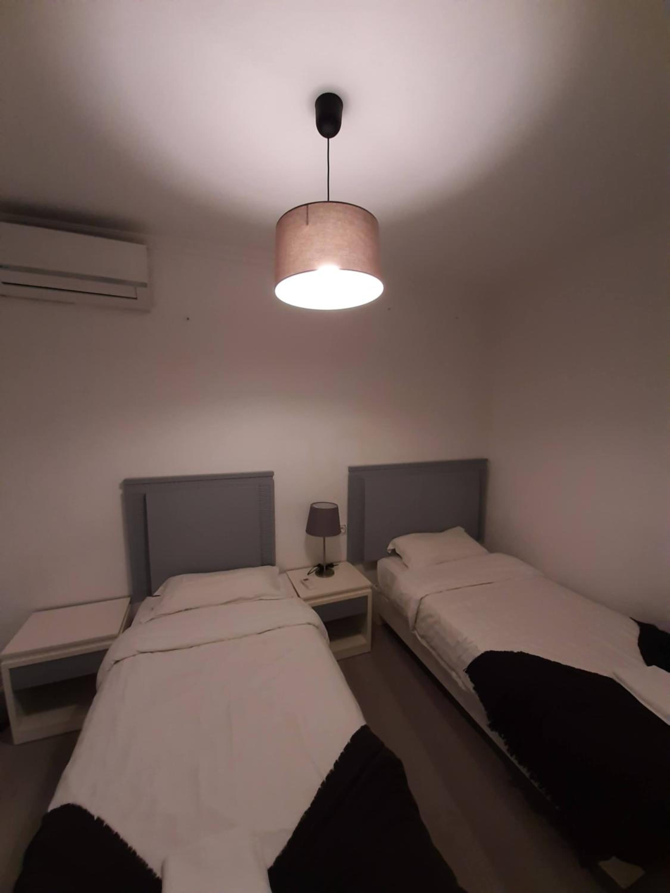 Room without Window - 2 beds photo 3