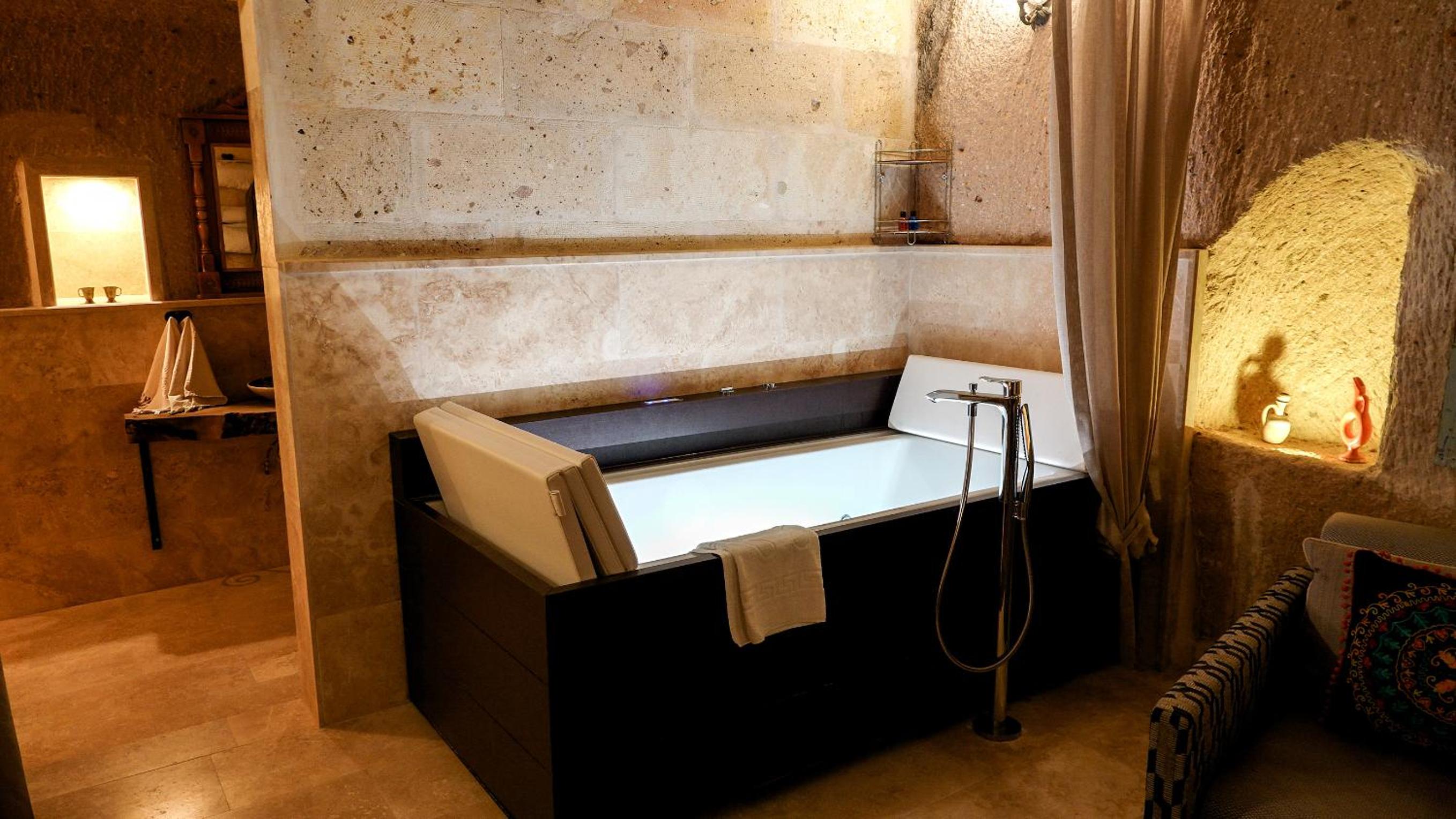 Double Room with Spa Bath - Photo 11