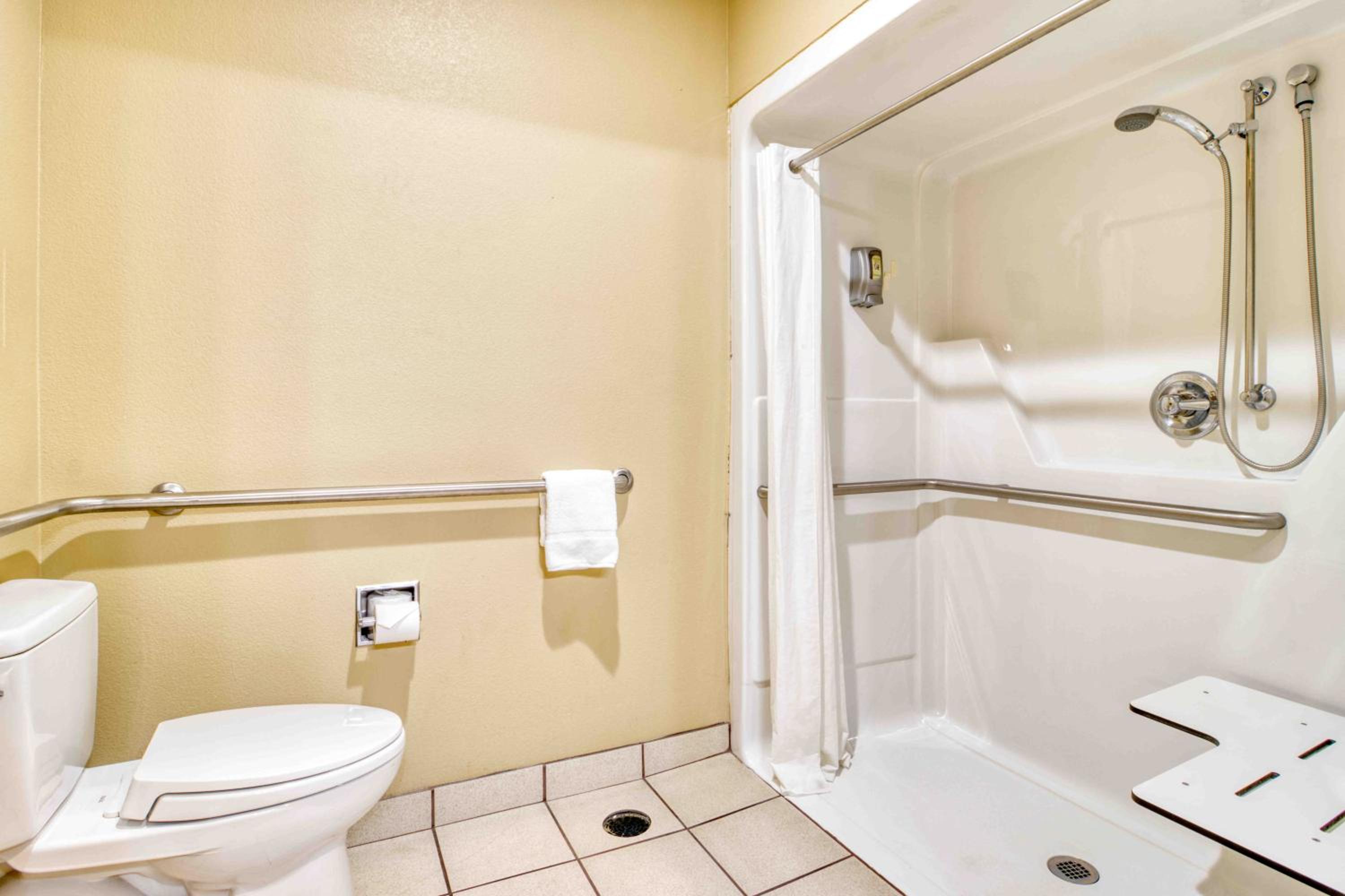 Deluxe Room with Two Double Beds - Disability Access - Non-Smoking - Photo 5