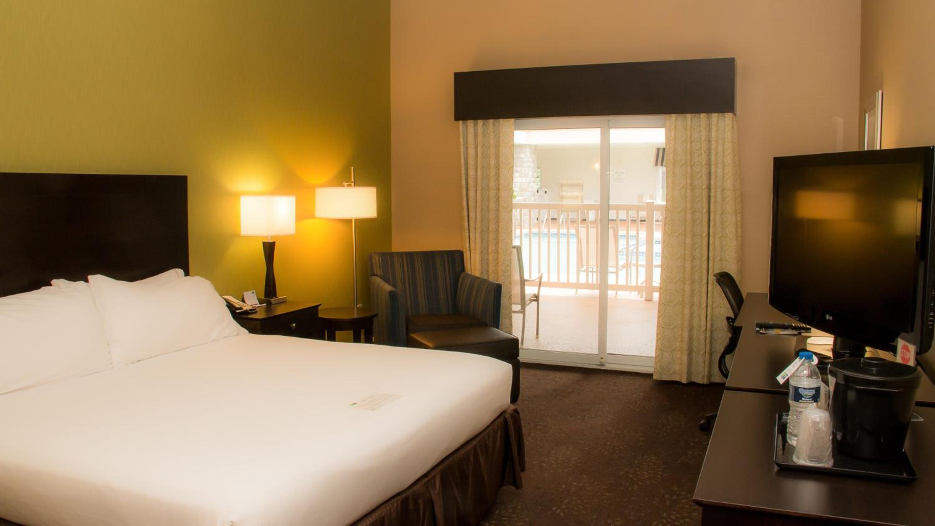 Executive King Suite - Non-Smoking - Photo 2