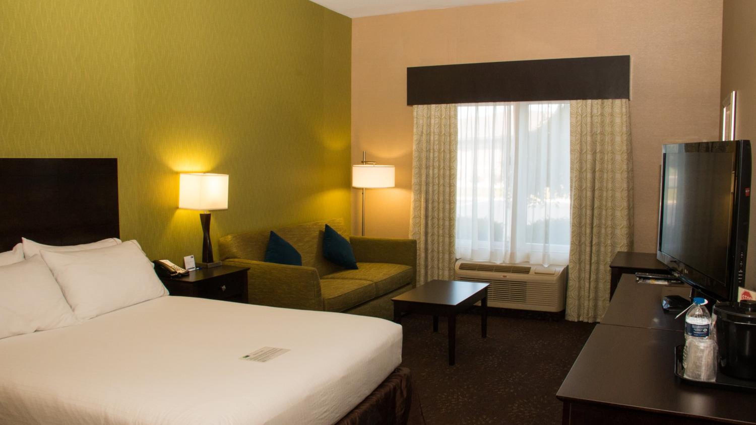 Standard Queen Room with Sofa Bed - Non-Smoking
