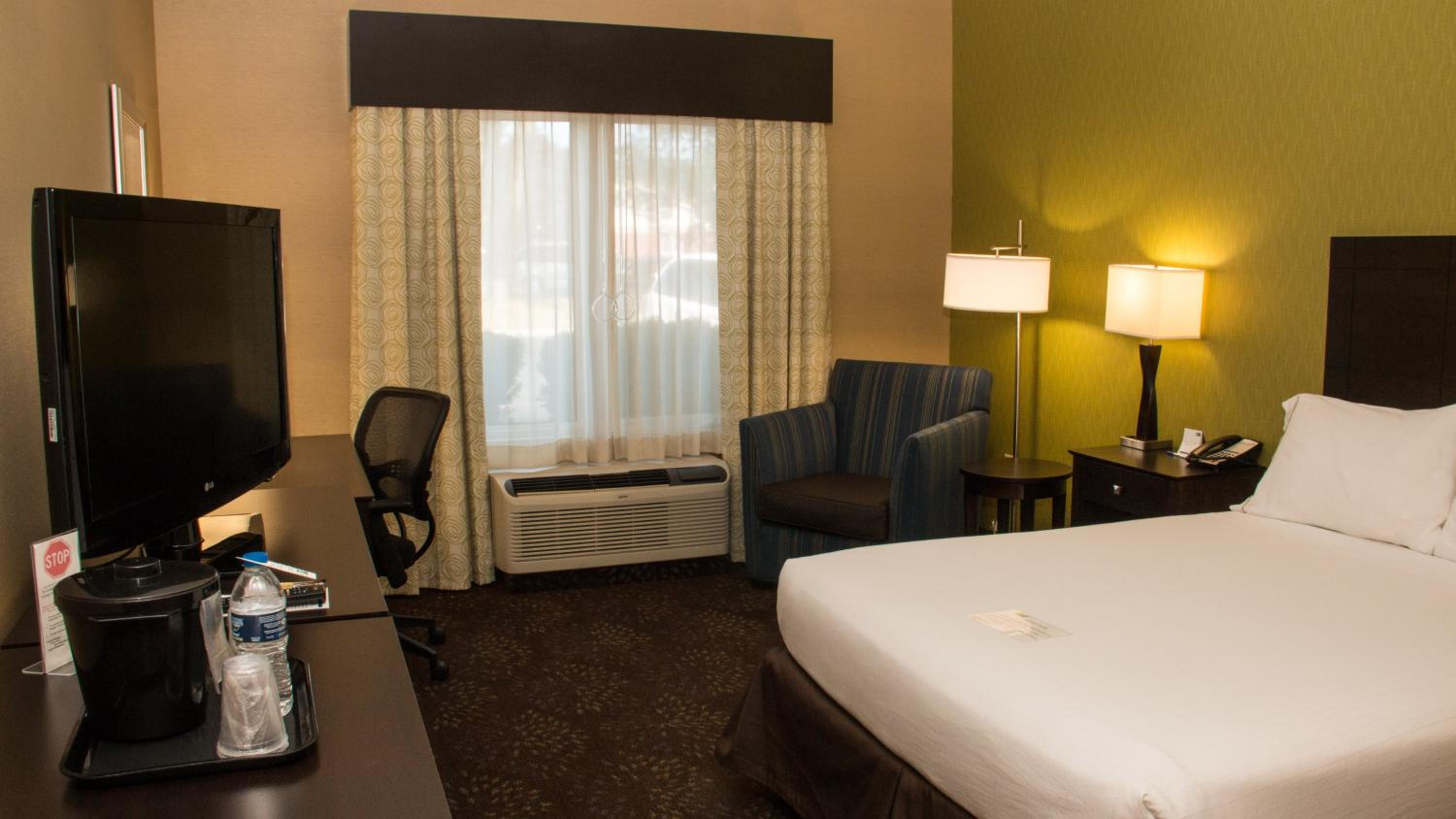 Standard King Room - Photo 5