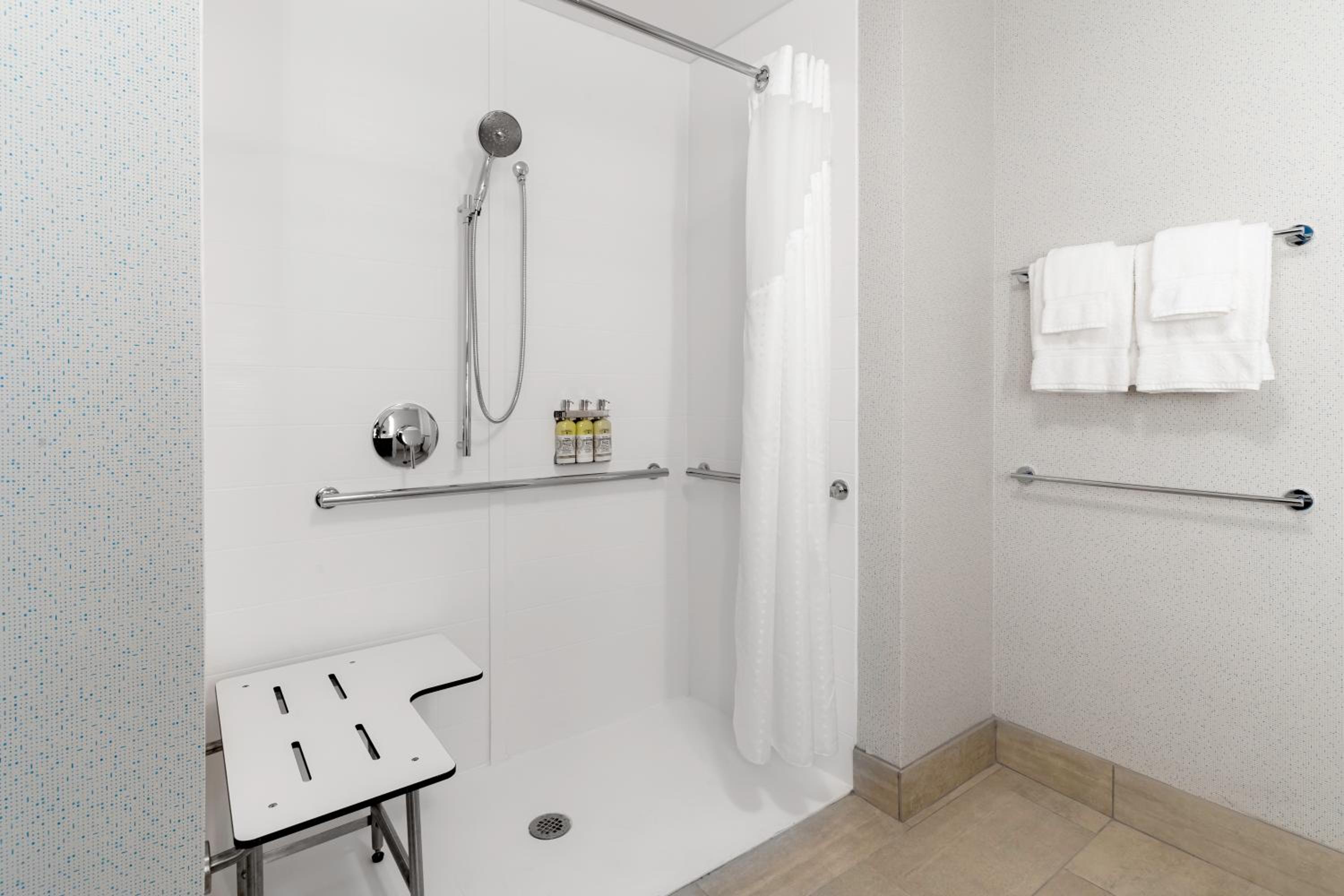 Standard King Room with Roll-In Shower - Mobility Access - Photo 2
