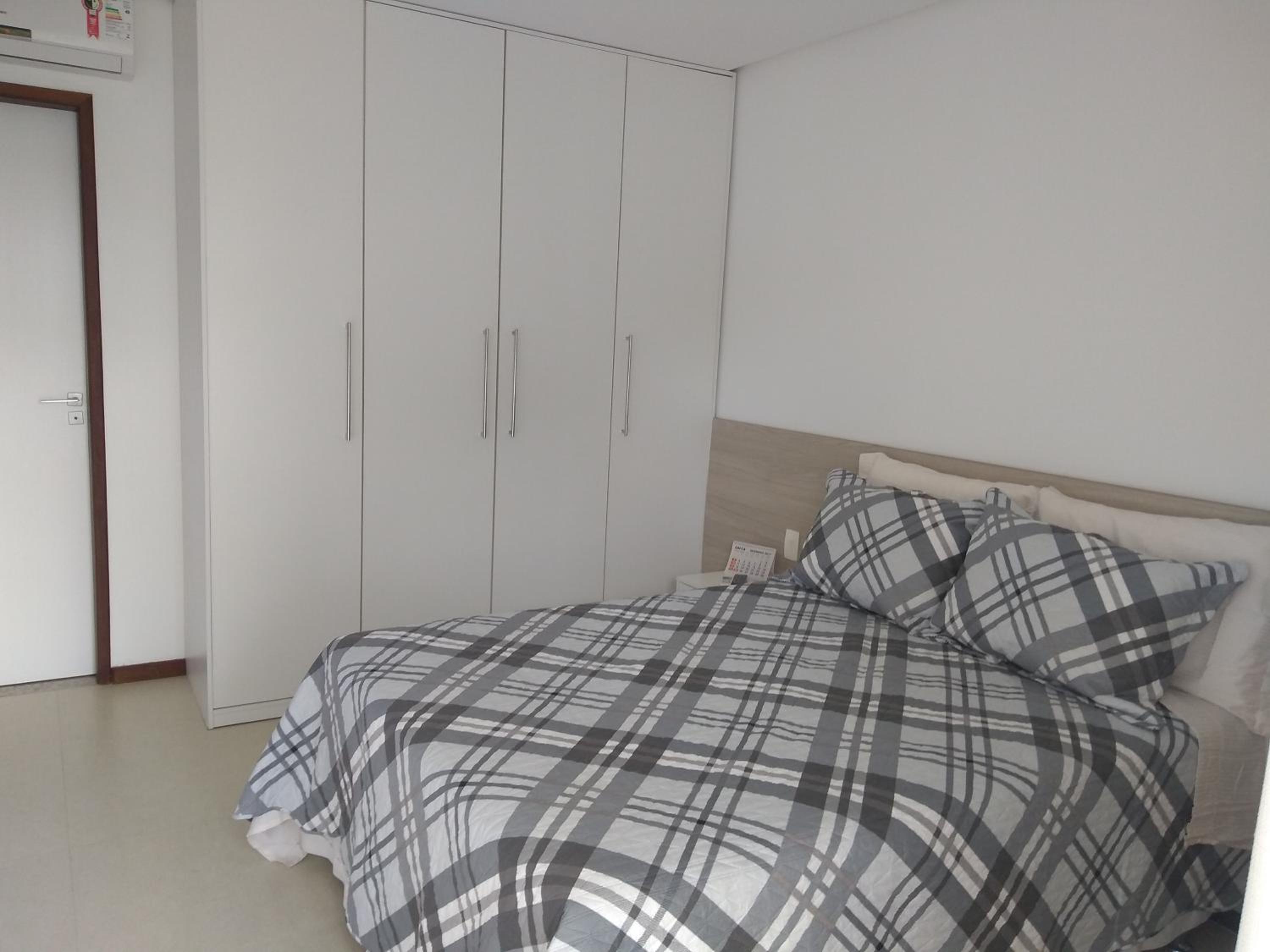 Five-Bedroom House photo 1