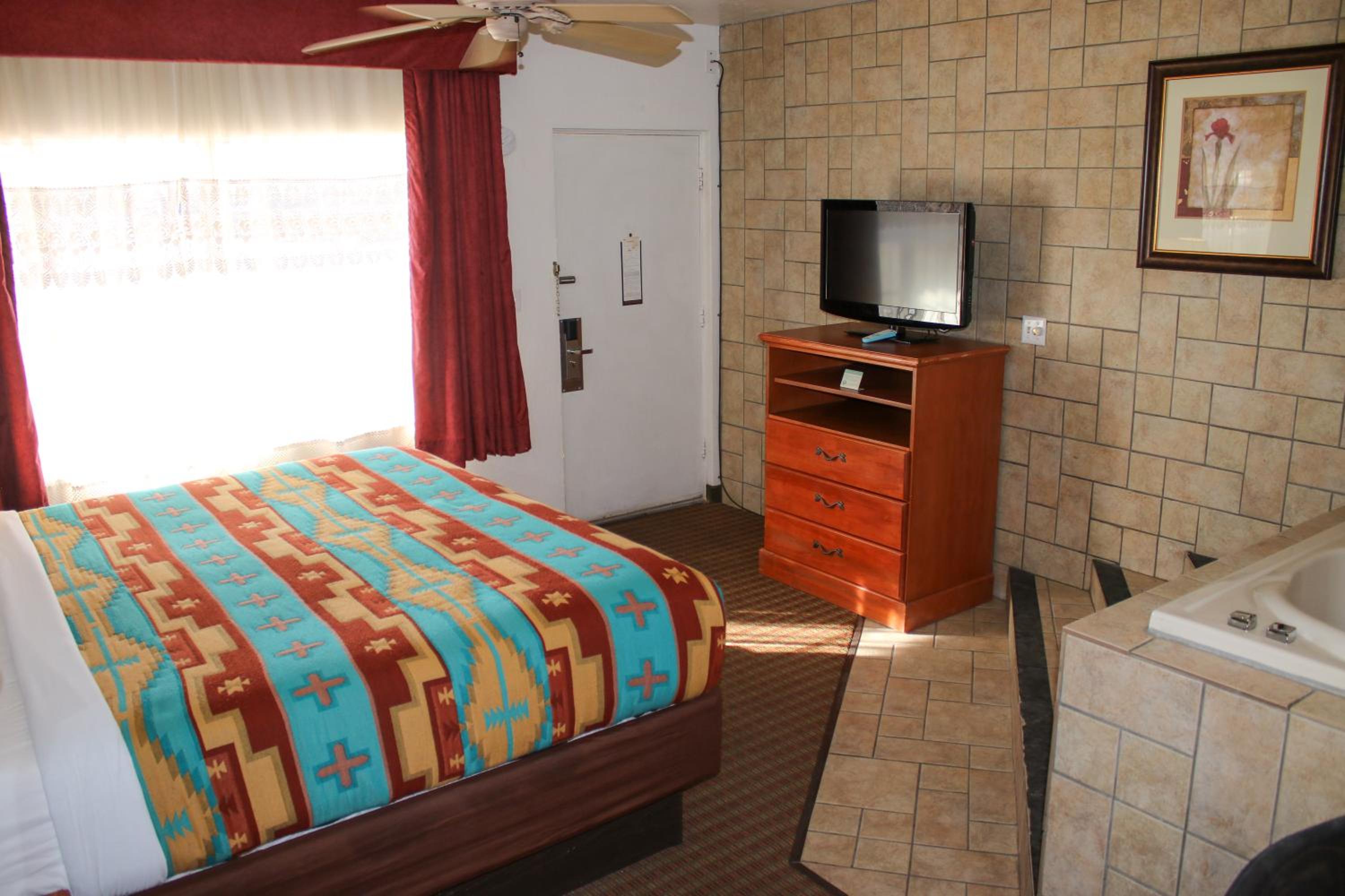 King Suite with Spa Bath - Non-Smoking - Photo 3