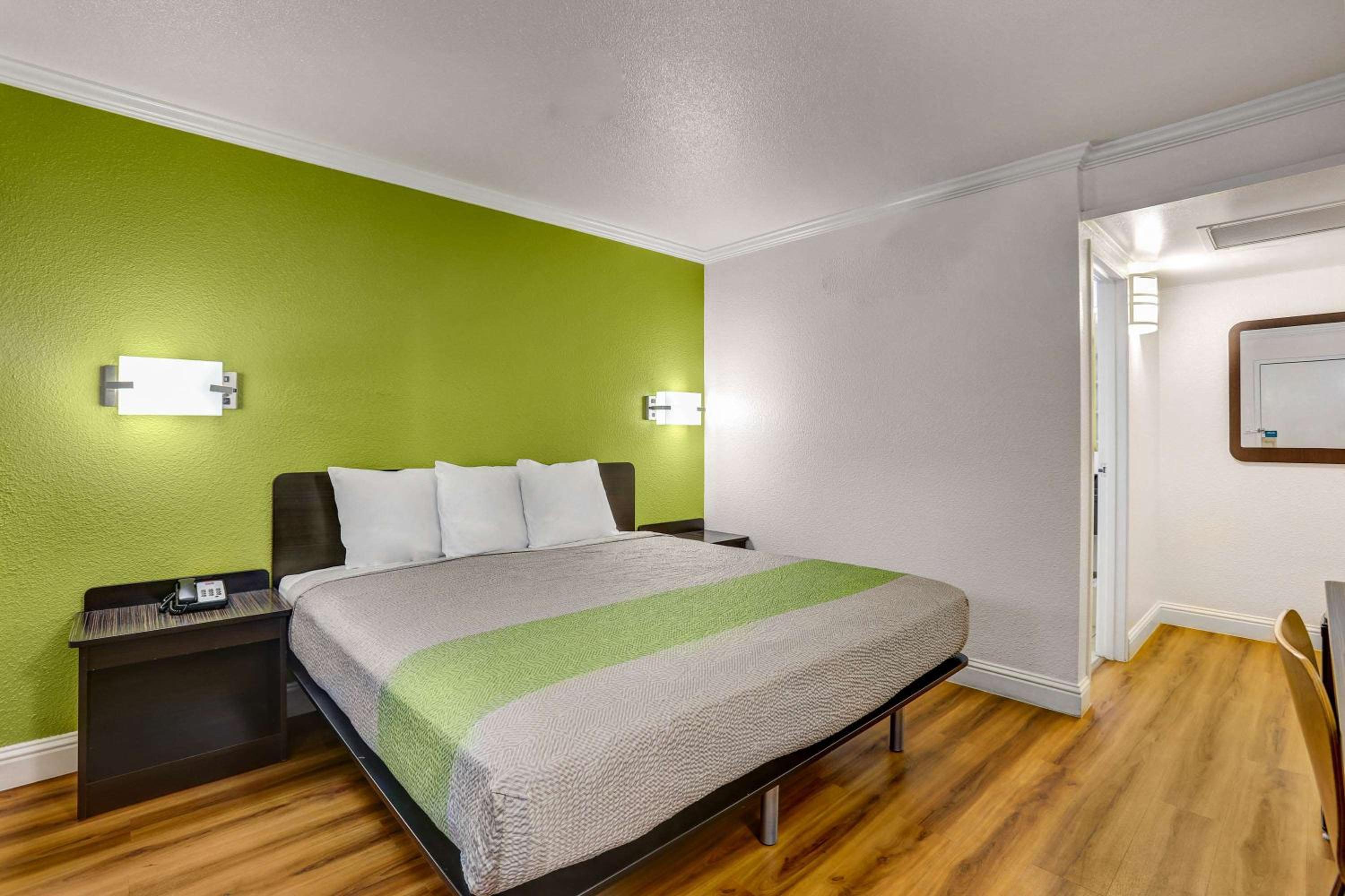 King Room - Non-Smoking photo 1