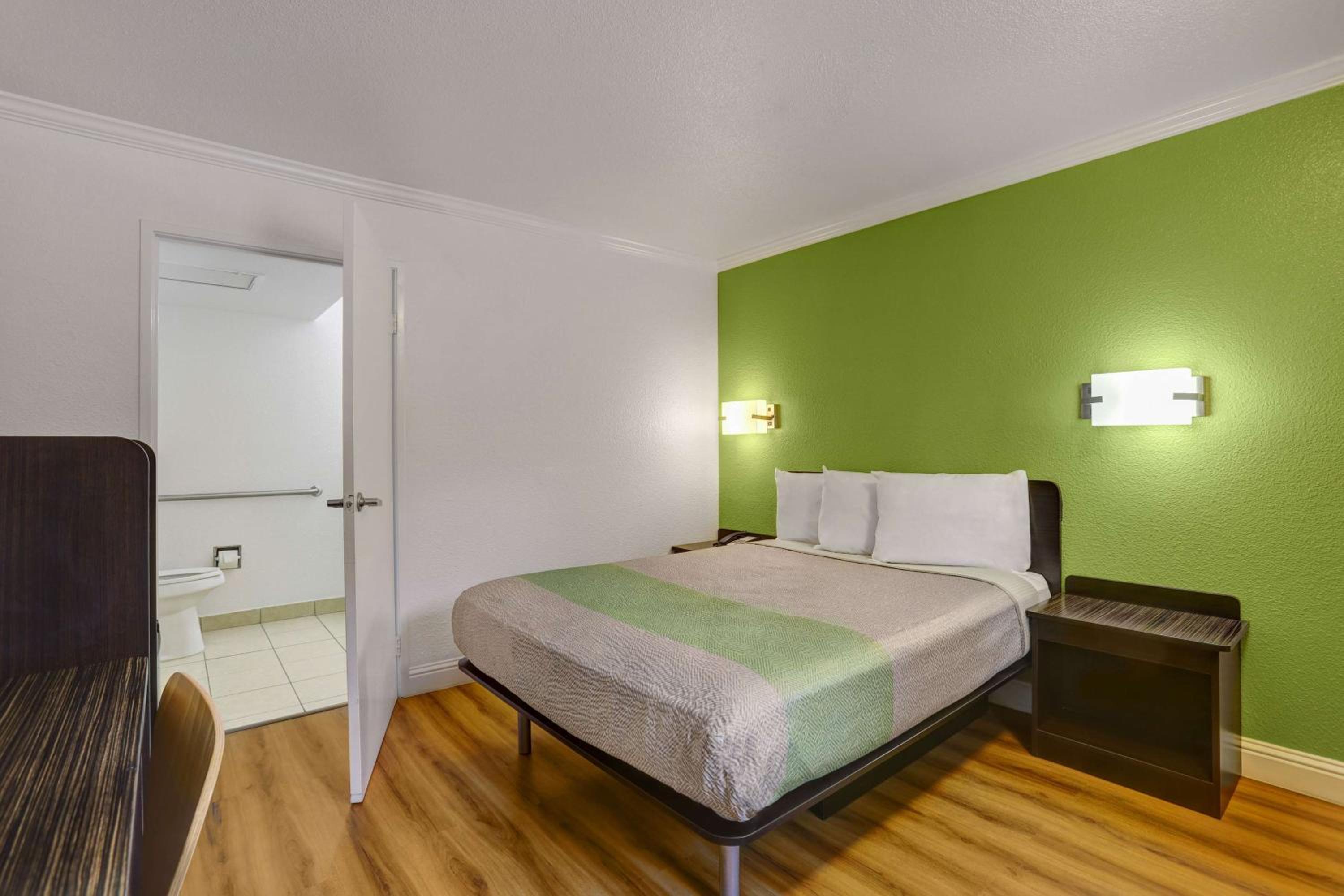 Deluxe King Room - Non-Smoking photo 2
