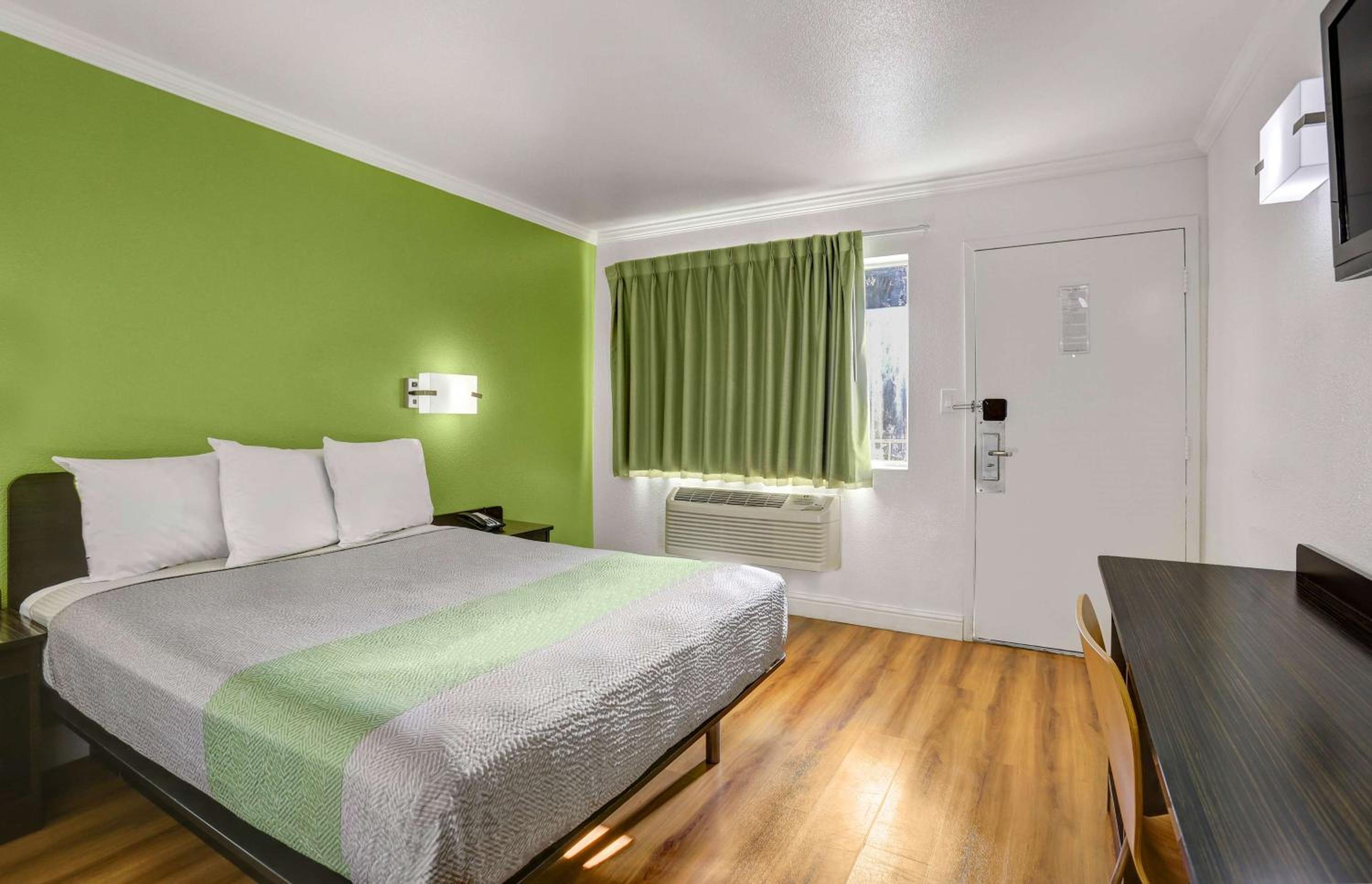 Deluxe King Room - Non-Smoking photo 3