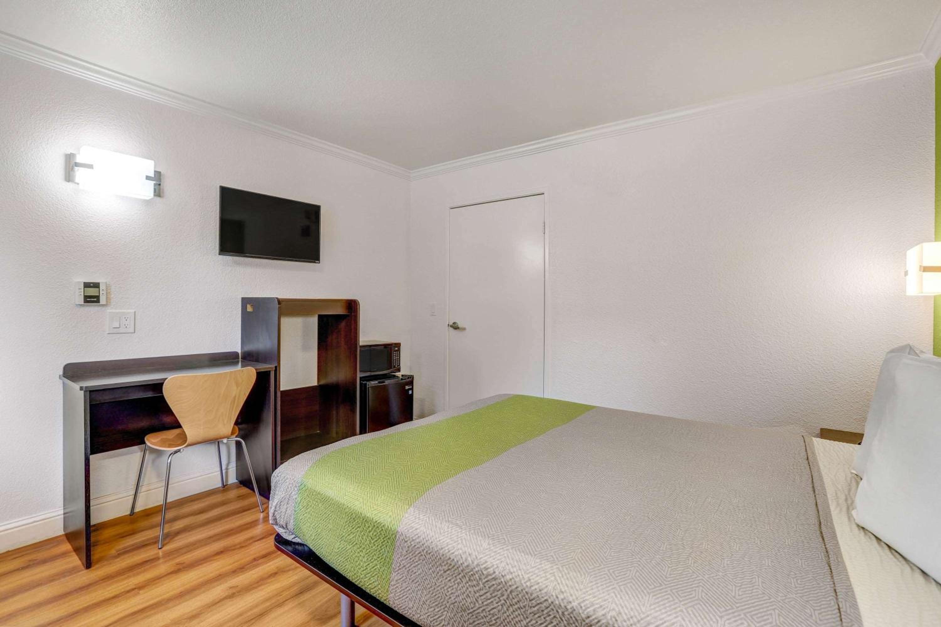 Queen Room - Disability Access - Non-Smoking photo 1
